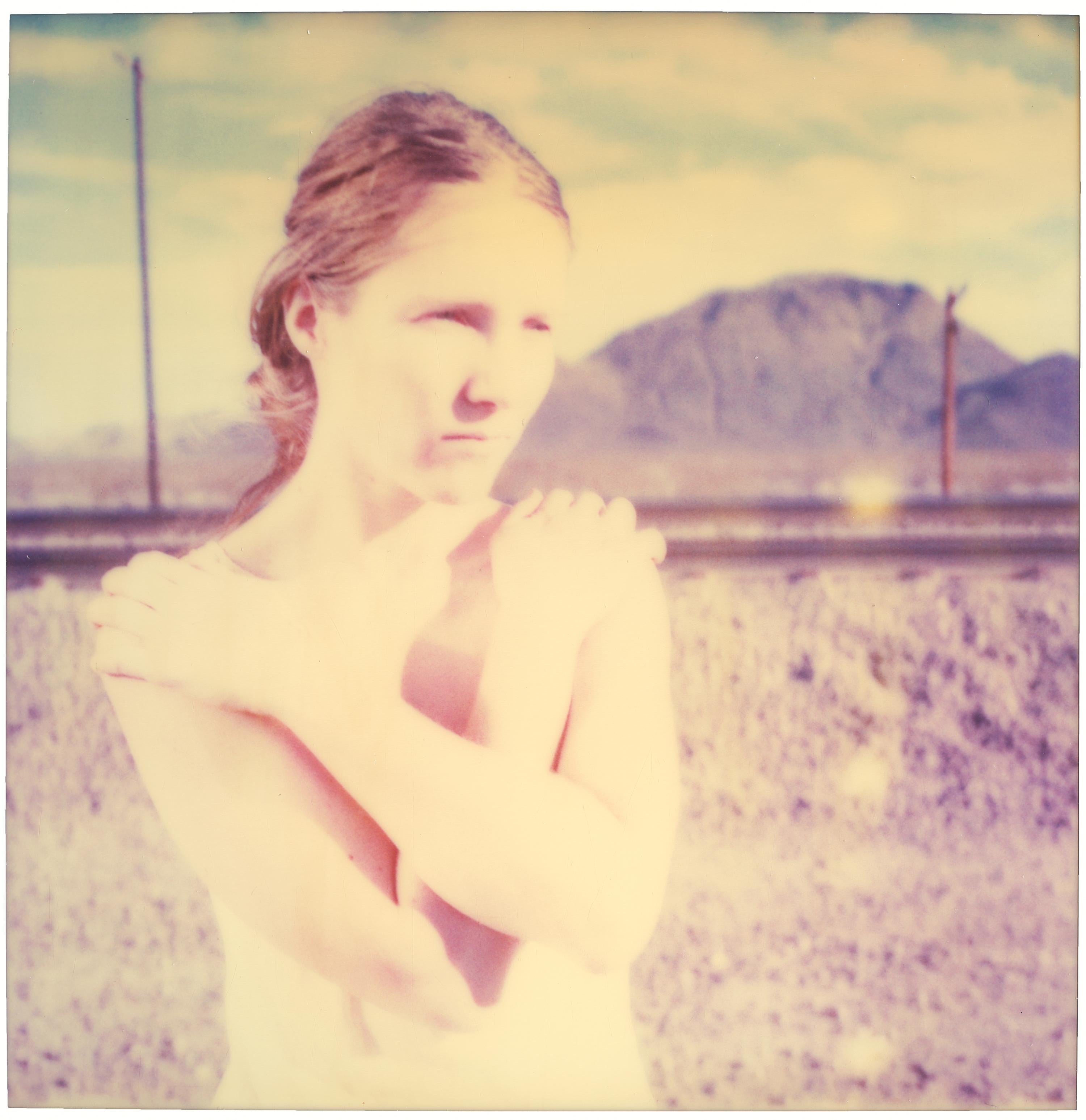 Stefanie Schneider Portrait Photograph – Ohne Titel (Traintracks) – basiert auf einem Polaroid