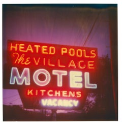 Village – erhitzter Pool (Die letzte Bilderausstellung), analog, montiert