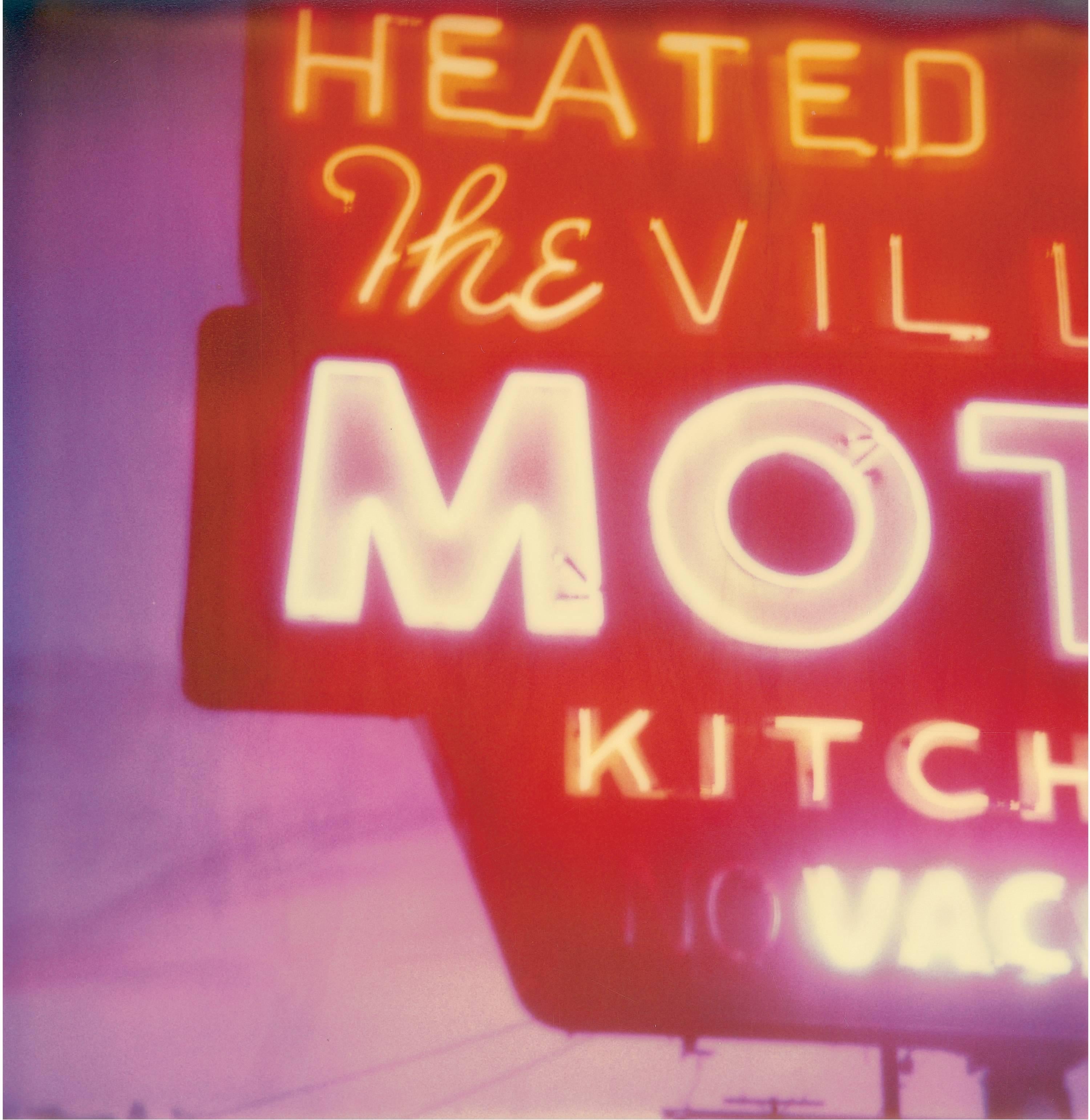 Landscape Photograph de Stefanie Schneider - Atardecer en el Village Motel (The Last Picture Show) - Polaroid, Contemporáneo, Iconos