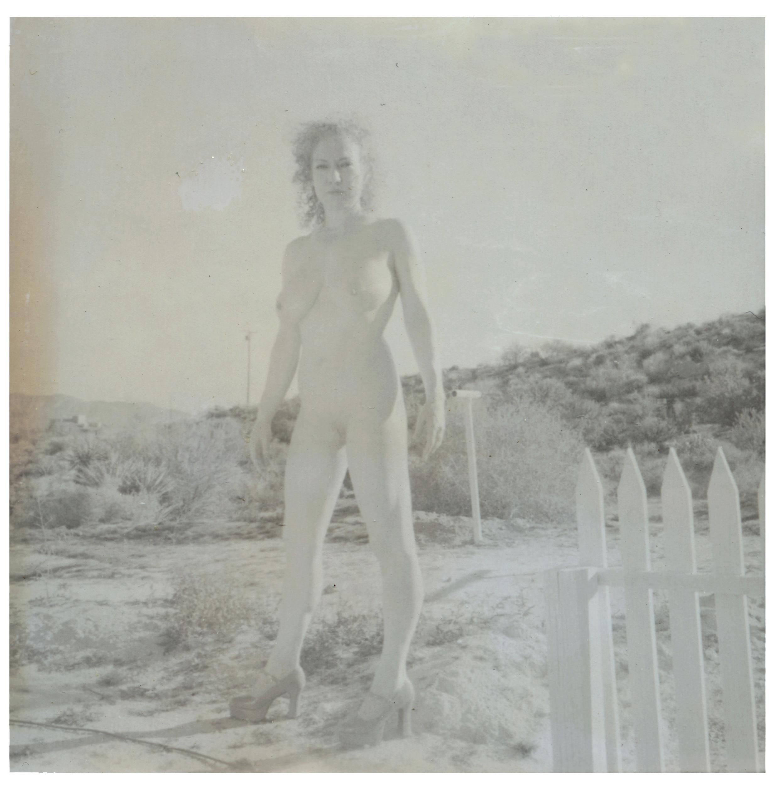 Stefanie Schneider Black and White Photograph – Vivienne II (Desert Nudes) - Polaroid, Zeitgenössisch, 21. Jahrhundert, Frauen