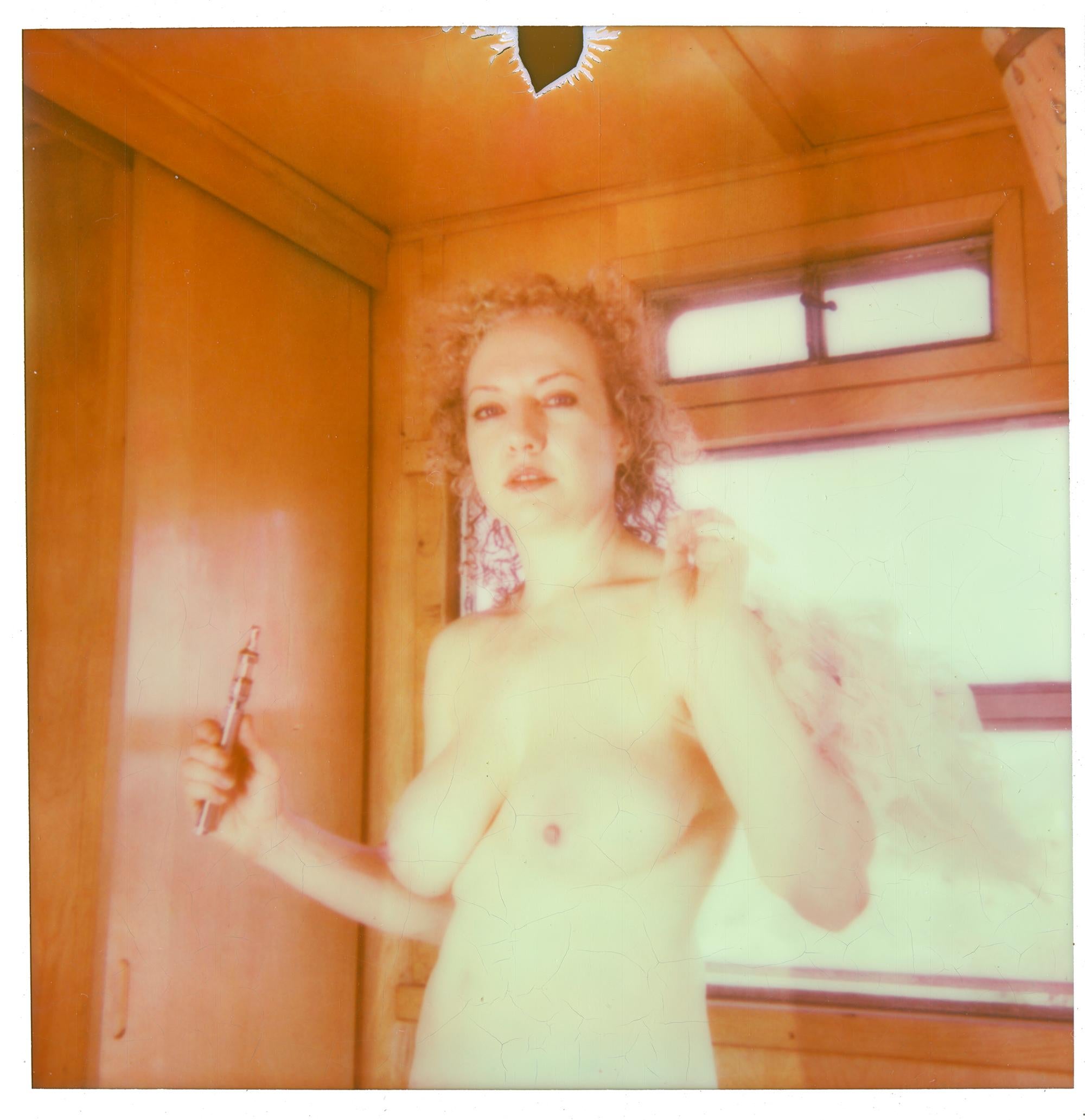 Stefanie Schneider Black and White Photograph – Vivienne VII (Desert-Akte) – Polaroid, zeitgenössisch, 21. Jahrhundert, Frauen