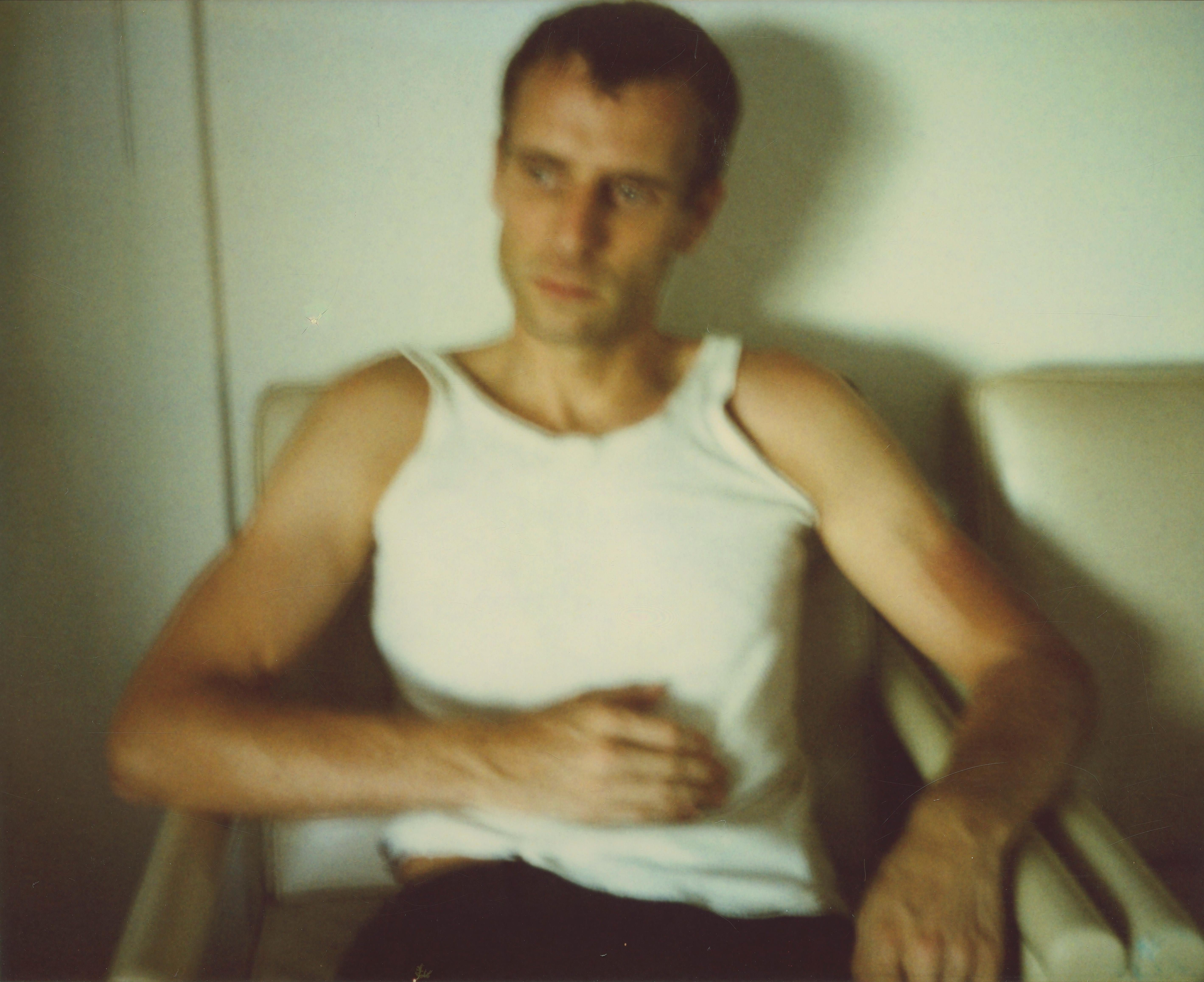 Portrait Photograph di Stefanie Schneider - Attesa (29 Palms, CA) - Polaroid, Contemporaneo