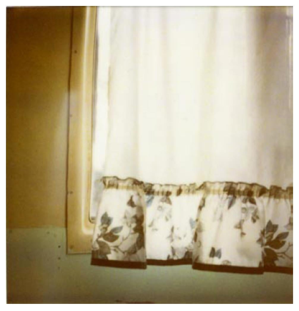 Waiting III (Sidewinder) - Polaroid, Contemporain, 21ème siècle, Couleur - Photograph de Stefanie Schneider