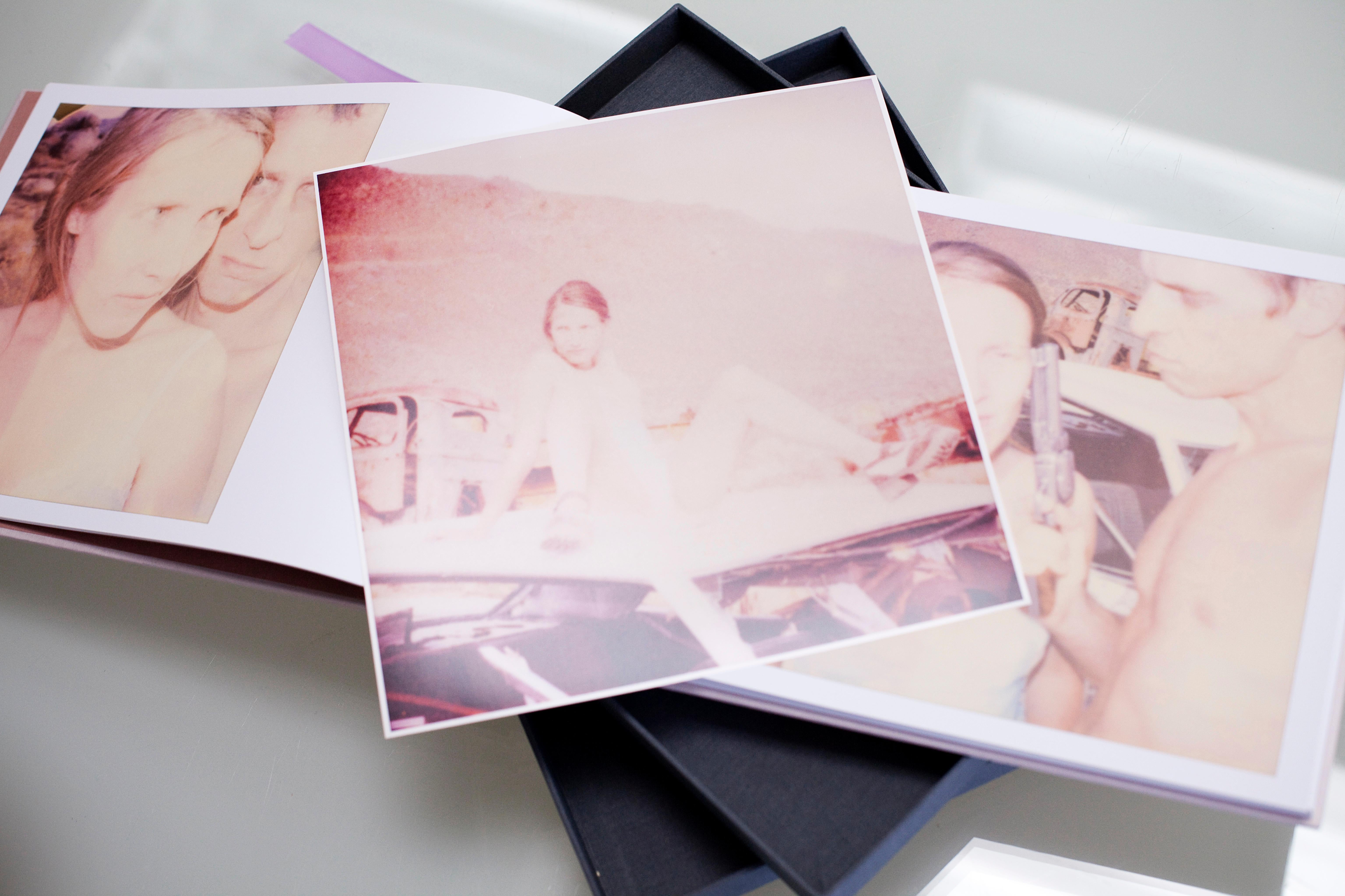 Stefanie Schneider Color Photograph – WASTELANDS Auflage von 50 Exemplaren, darunter 'Waiting for Randy' analoger C-Print