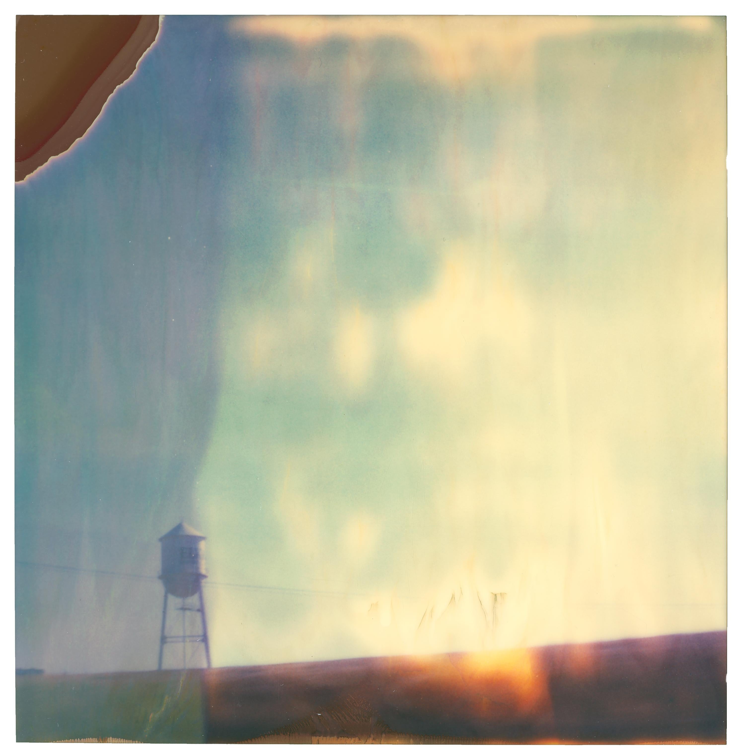 Stefanie Schneider Color Photograph – Wasserturm (Die letzte Bilderschau) – 21. Jahrhundert, Polaroid, Farbe