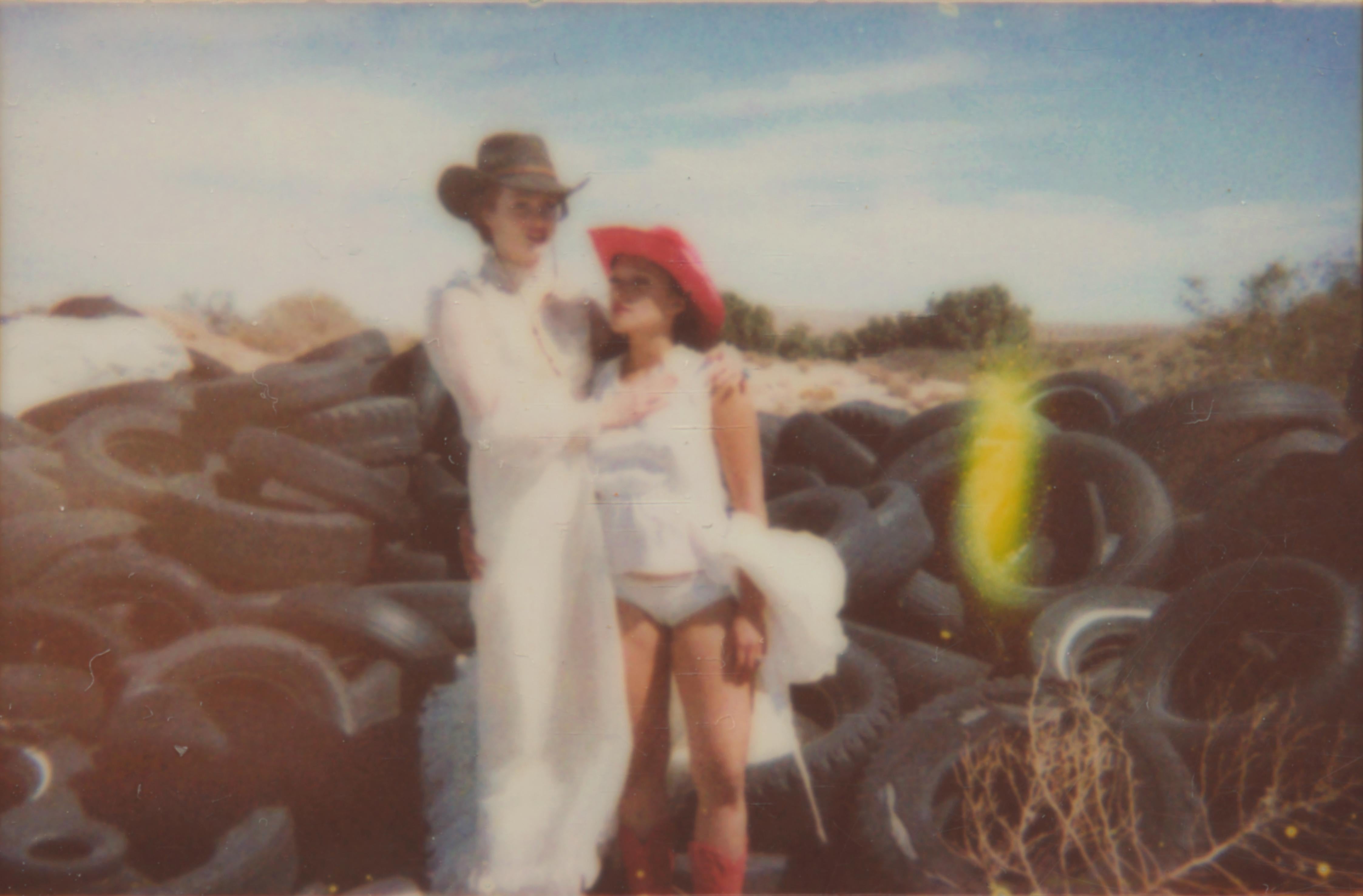Figurative Photograph Stefanie Schneider - Polaroid, contemporain, amour, femmes, Jour de mariage I