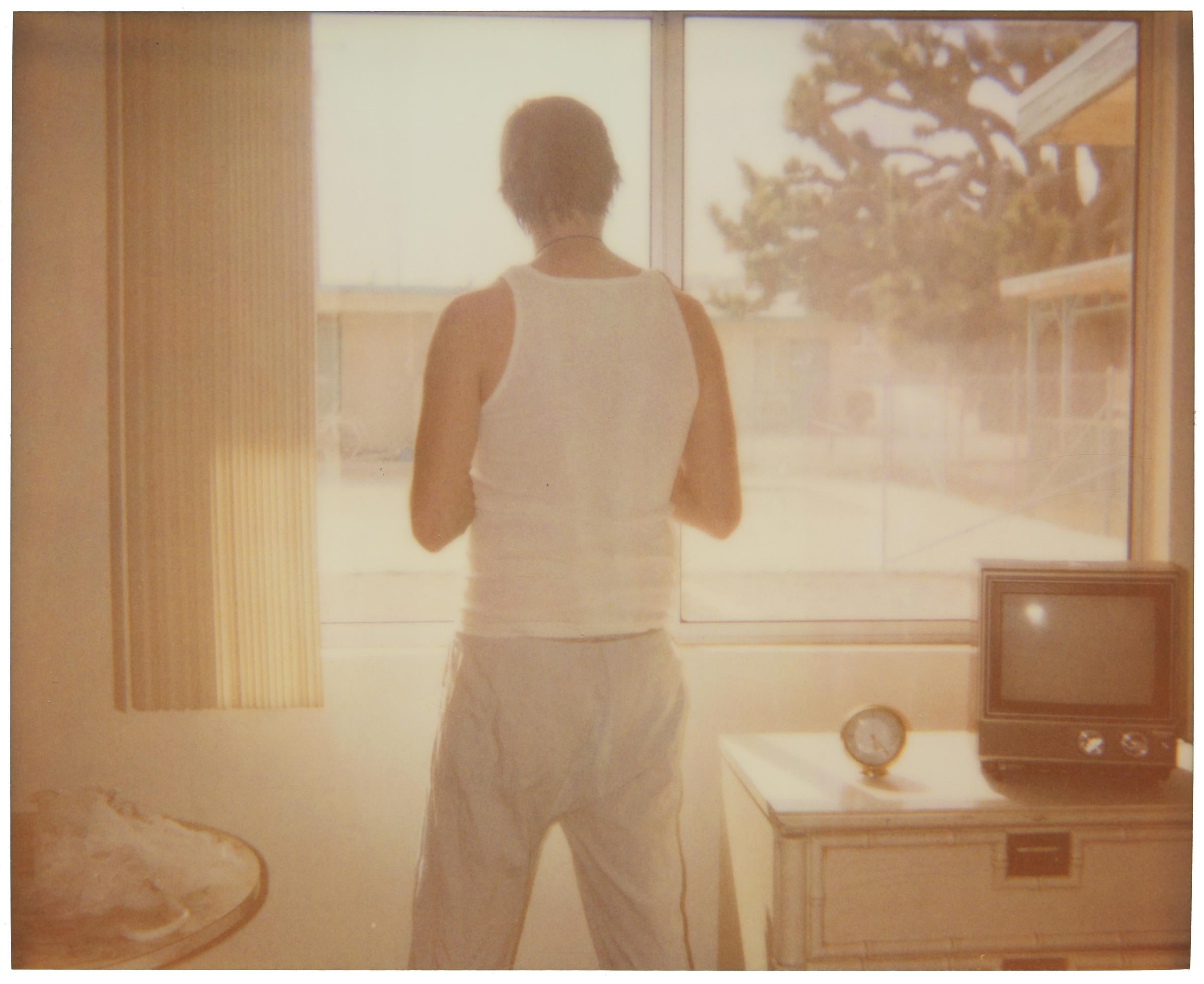 Que dois-je faire ? (La fille derrière la palissade blanche)