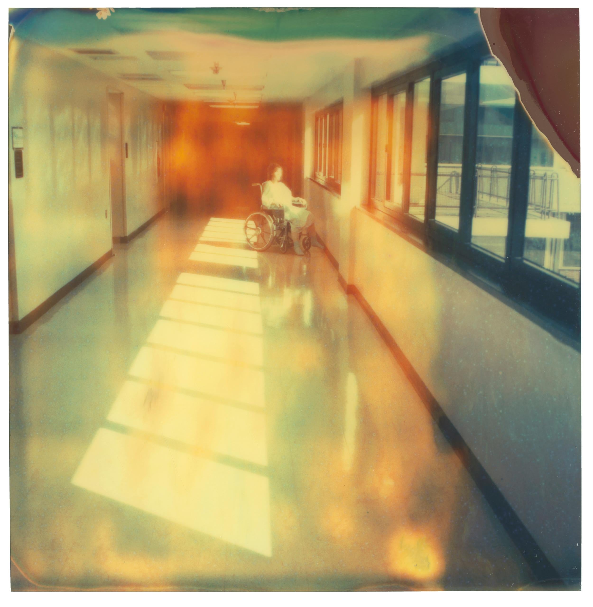 Stefanie Schneider Nude Photograph – Wheel Chair Corridor (gebrannt) – Polaroid, Zeitgenössisch, 21. Jahrhundert, Porträt