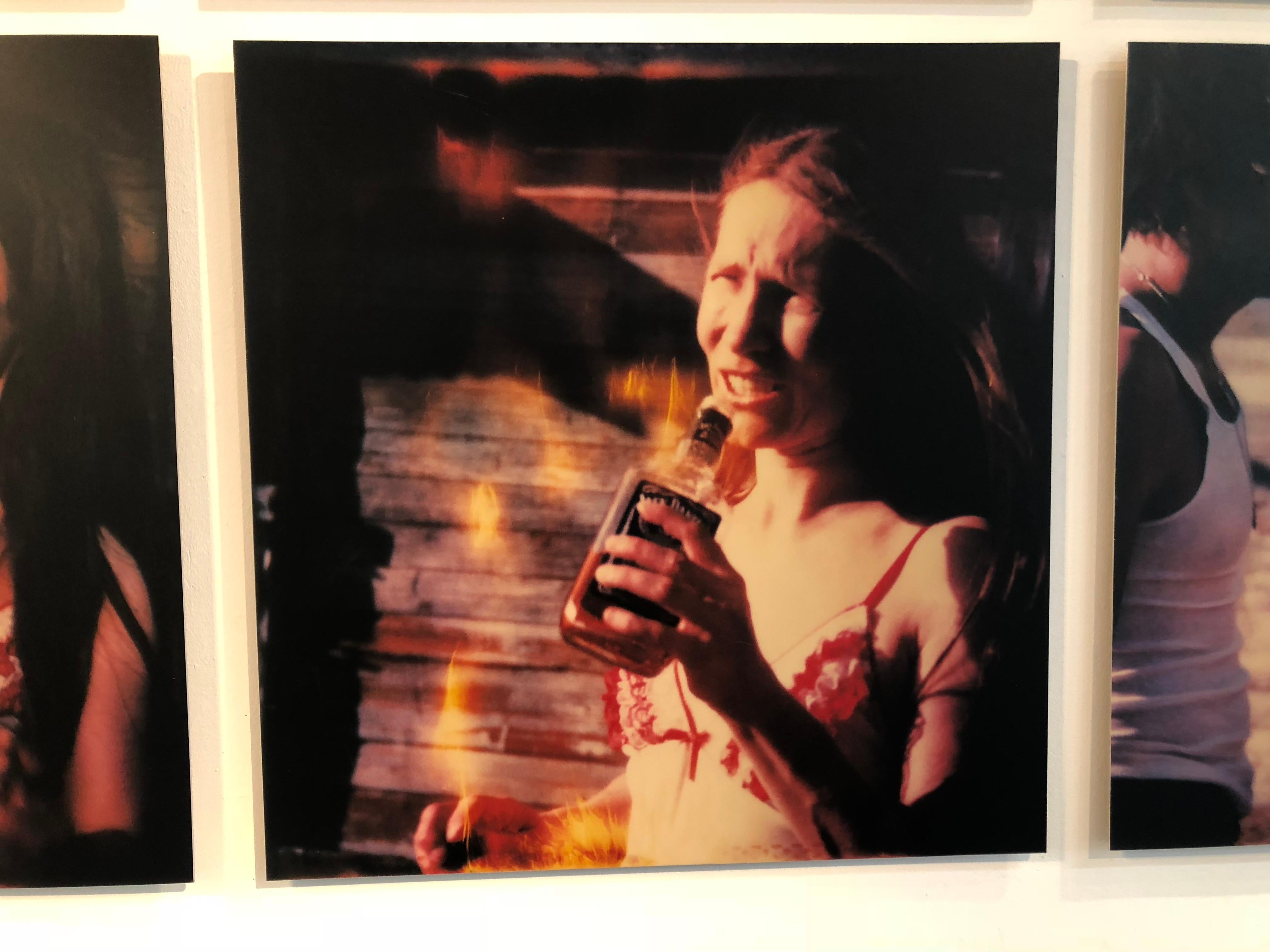 Whisky Dance I – 8 Teile, Zeitgenössisch, 21. Jahrhundert, Polaroid, Farbe, Frauen im Angebot 12