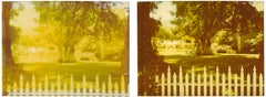 Weißer Picket Fence (Suburbia), Diptychon, analog, montiert, Polaroid, Fotografie