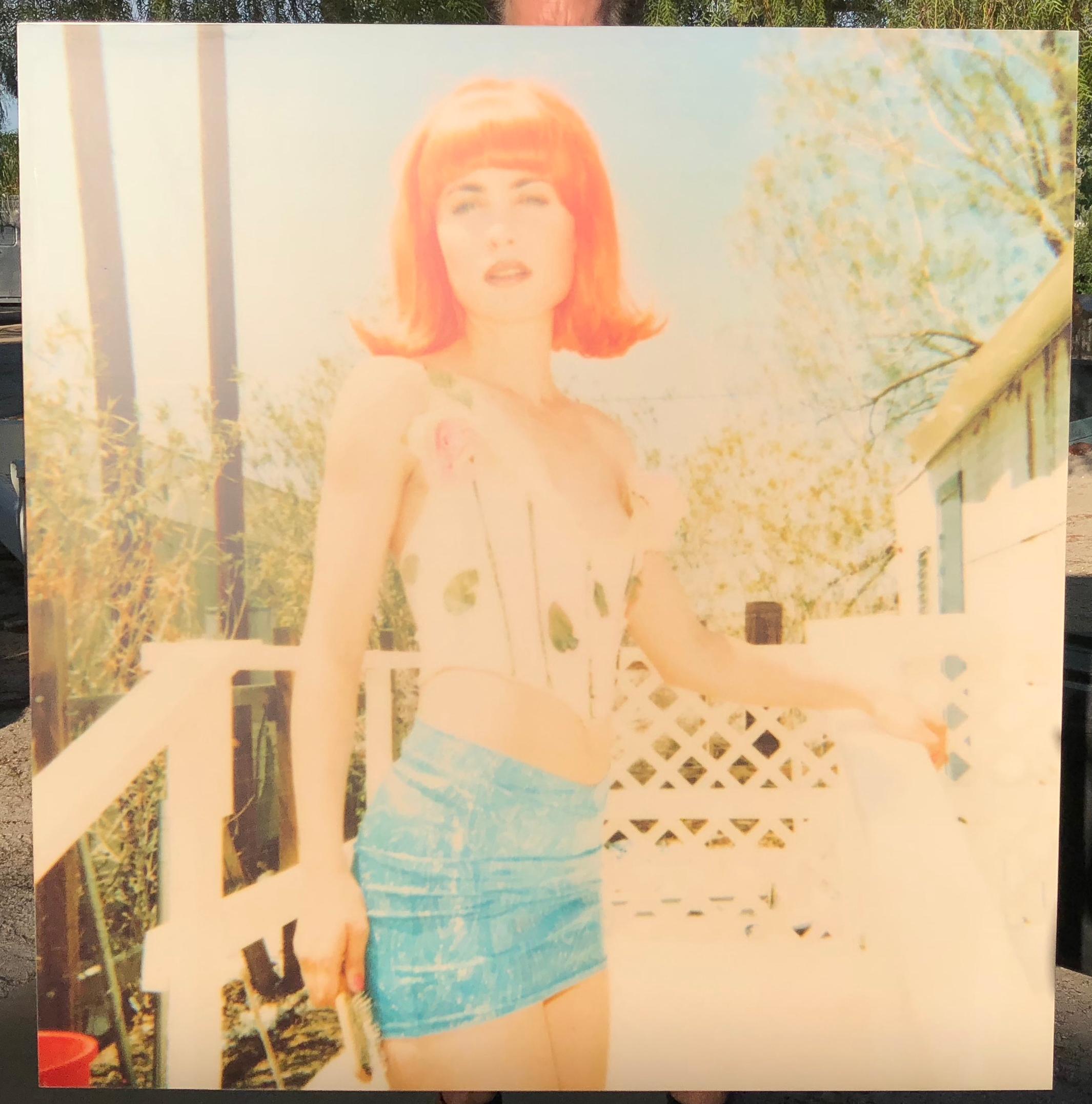 White Trash Beautiful I - 29 Palms, CA con Radha Mitchell - Photograph di Stefanie Schneider