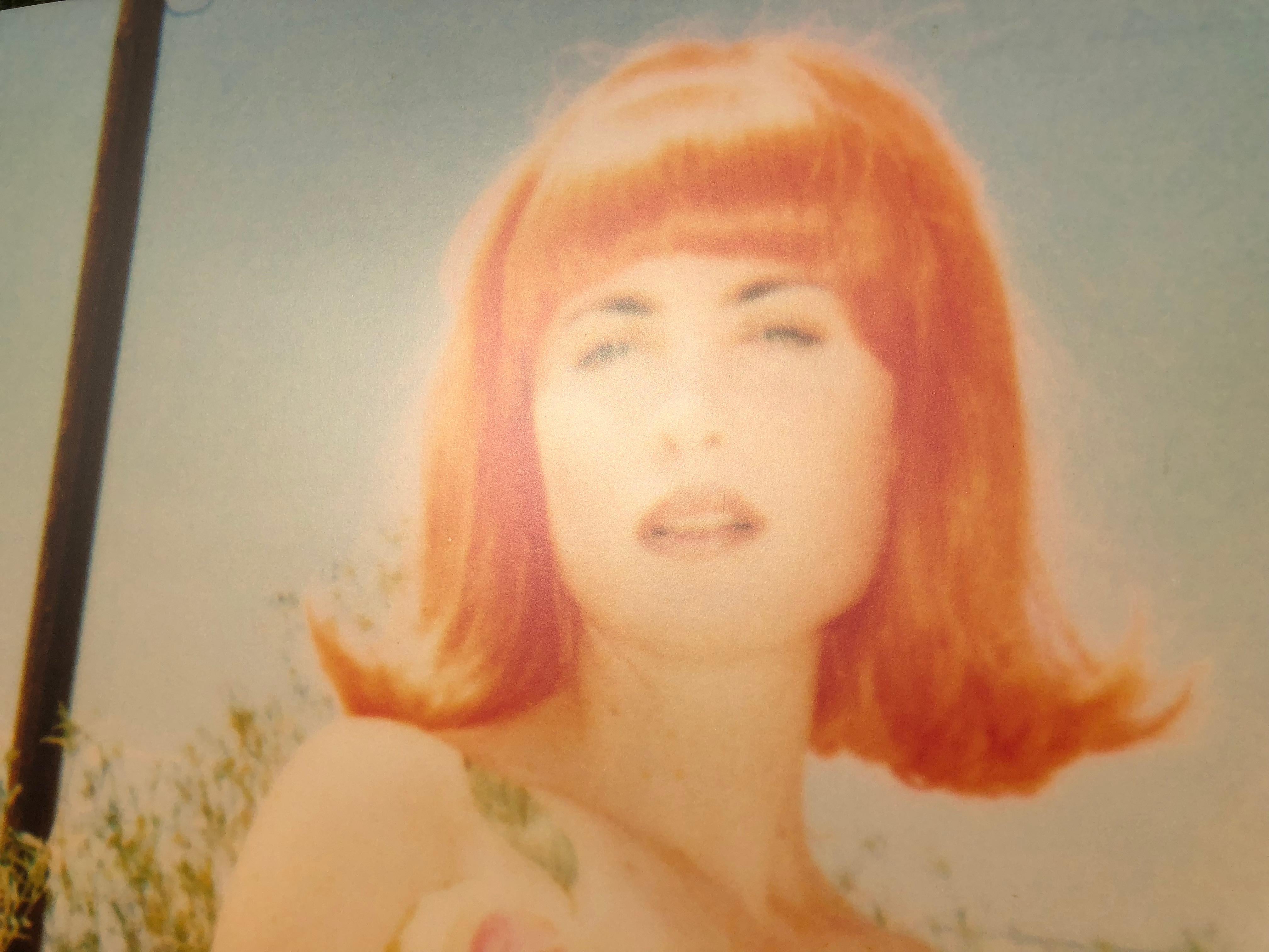 White Trash Beautiful I - 29 Palms, CA con Radha Mitchell - Photograph Contemporaneo di Stefanie Schneider