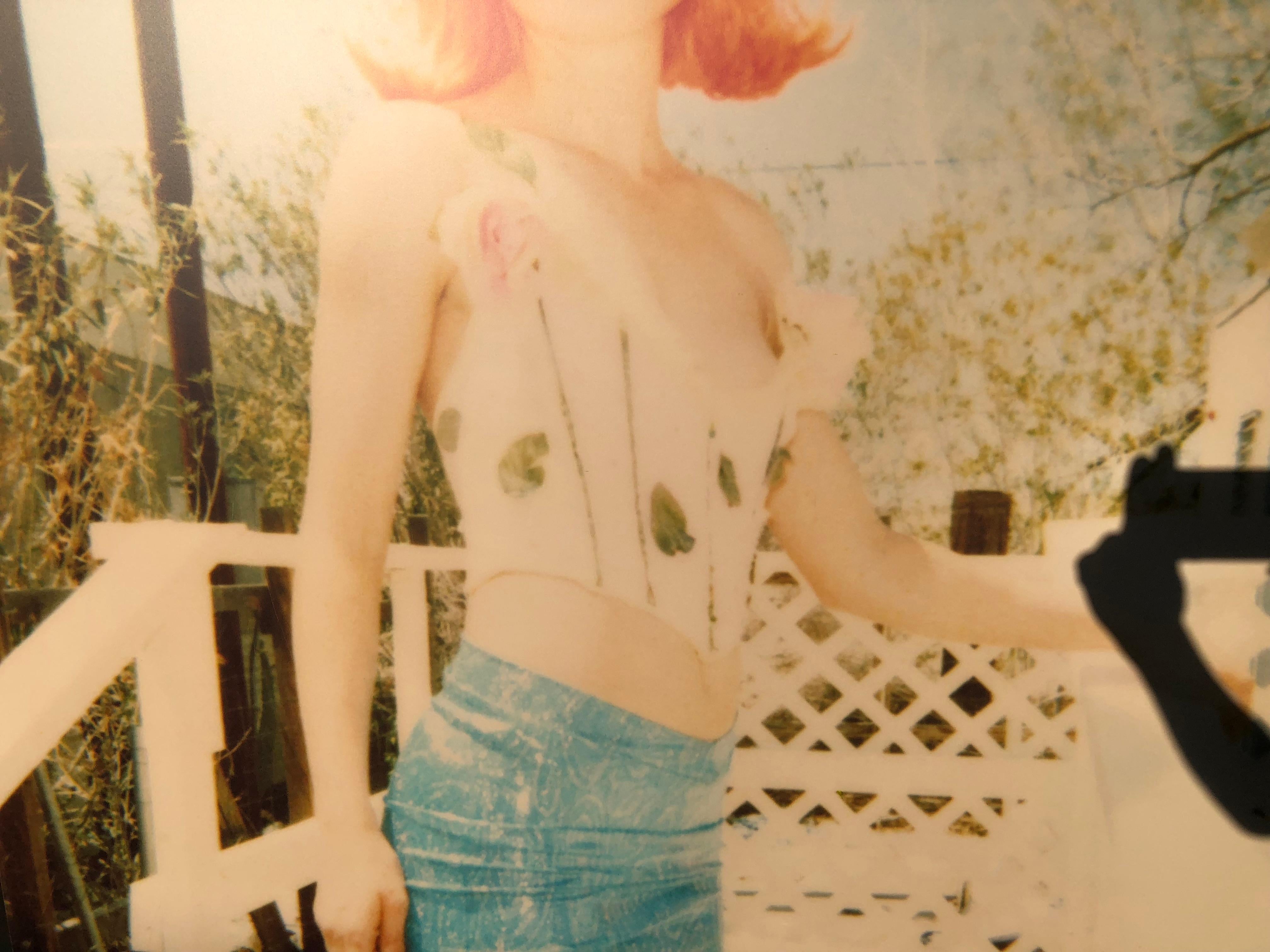 White Trash Beautiful I - 29 Palms, CA con Radha Mitchell - Color Photograph Bianco di Stefanie Schneider