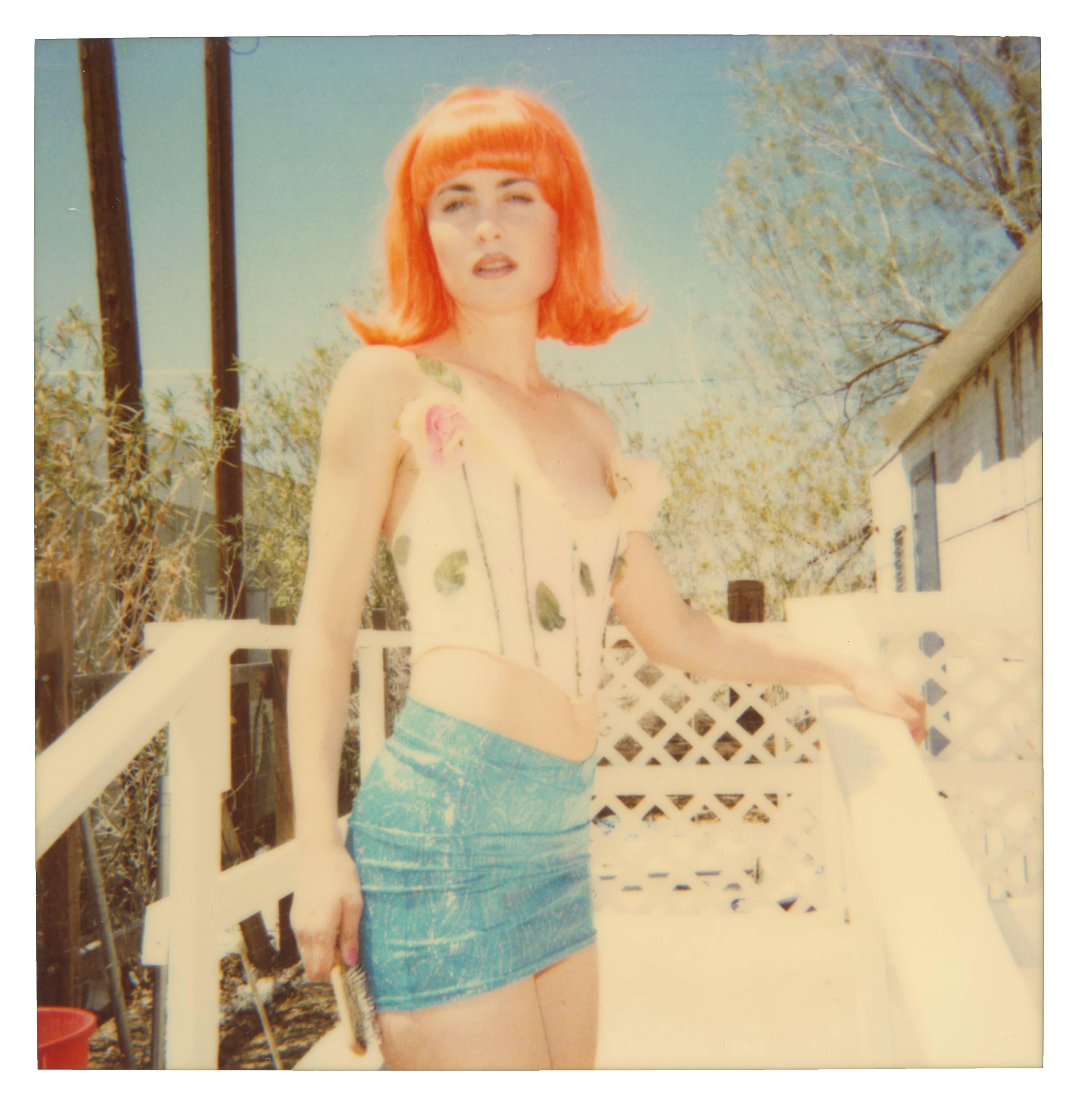 Stefanie Schneider Figurative Photograph – White Trash Beautiful I (29 Palms, CA) mit Radha Mitchell, analog, montiert