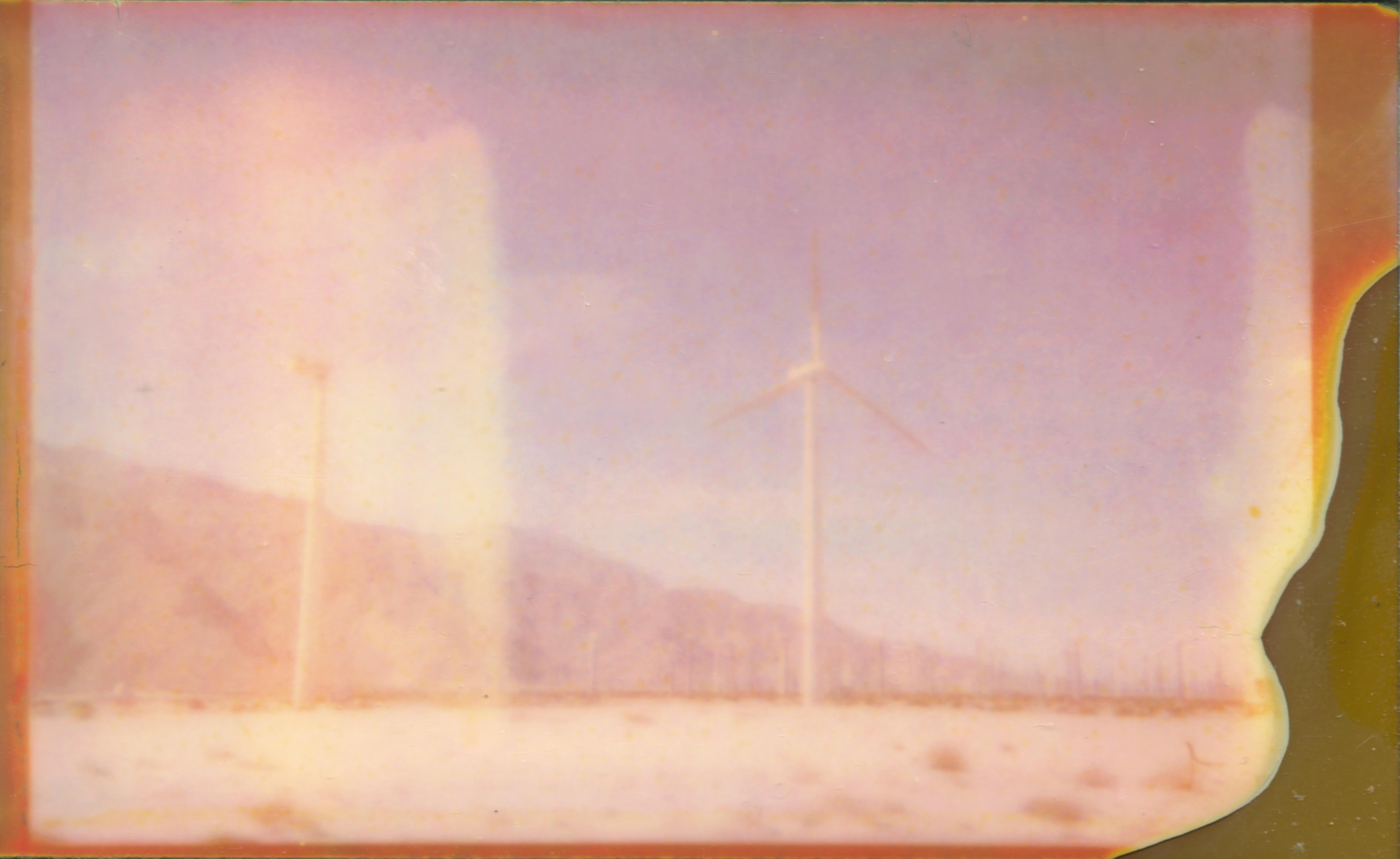 Stefanie Schneider Figurative Photograph – Windkraft (Kalifornien Badlanden) – Polaroid, Zeitgenössisch, Wüste, Traum