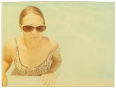 Frau im Pool (Vegas) – analoger, Vintage-Druck