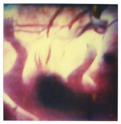 Womb - Zeitgenössisch, figürlich, Frau, 21. Jahrhundert, Polaroid, Fotografie, Leben
