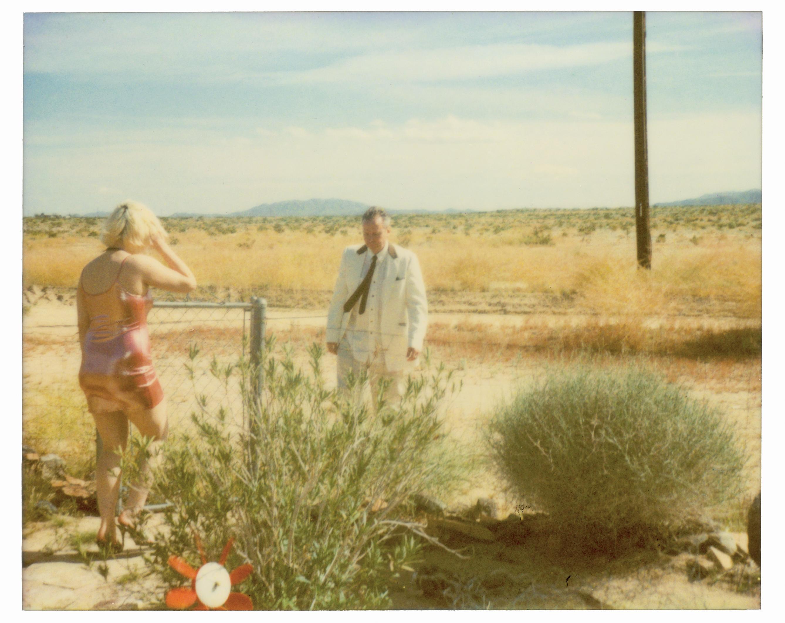 Stefanie Schneider Landscape Photograph – Wonder Valley (29 Palms, CA) – analog, montiert, handgedruckt, Polaroid, 21. Jh. 