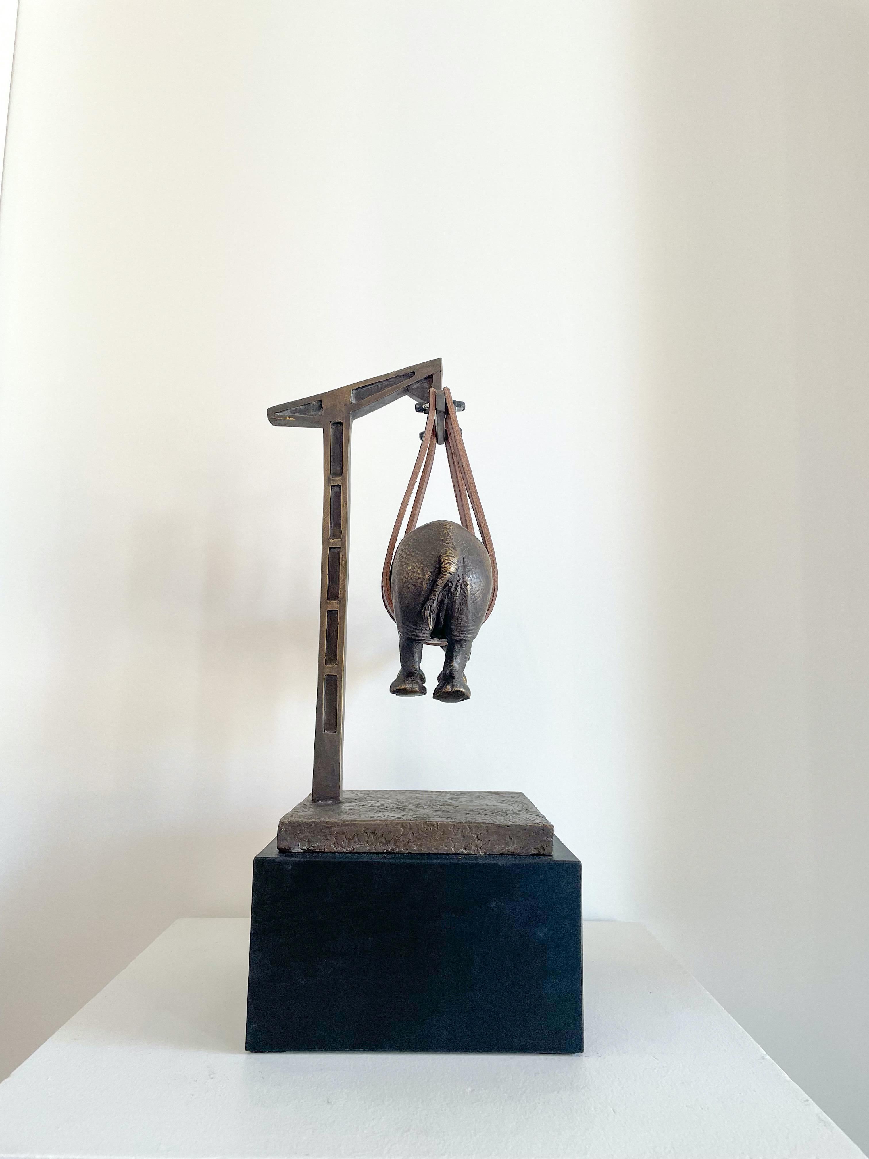El peso del tiempo sospechado - Figurative Sculpture Oro de Stefano Bombardieri