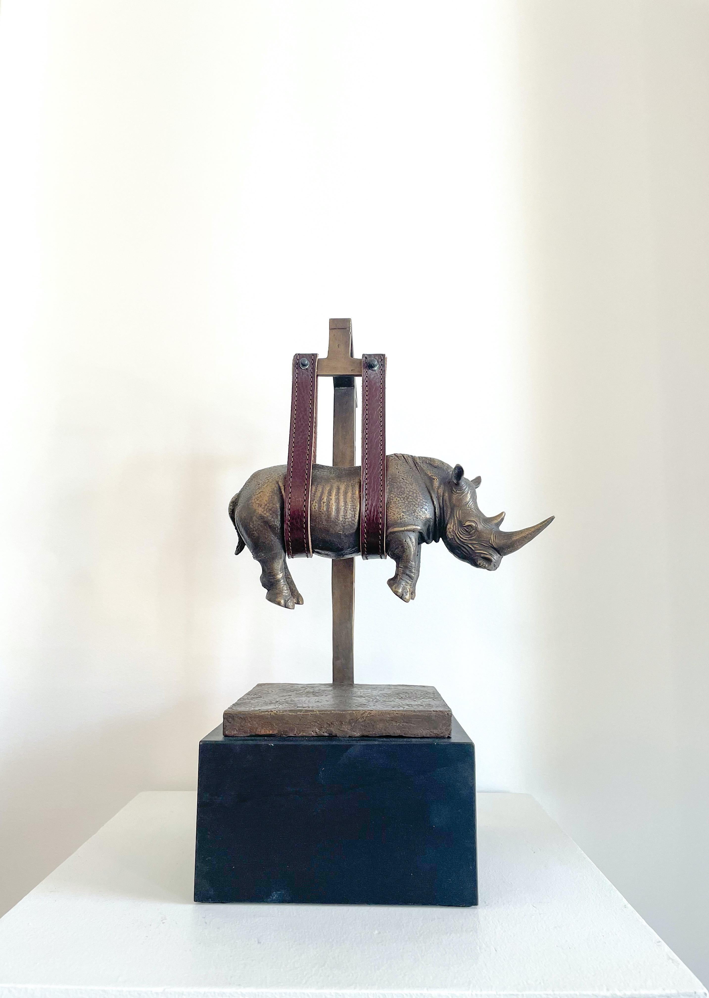 Stefano Bombardieri Figurative Sculpture - Il peso del tempo sospeso 