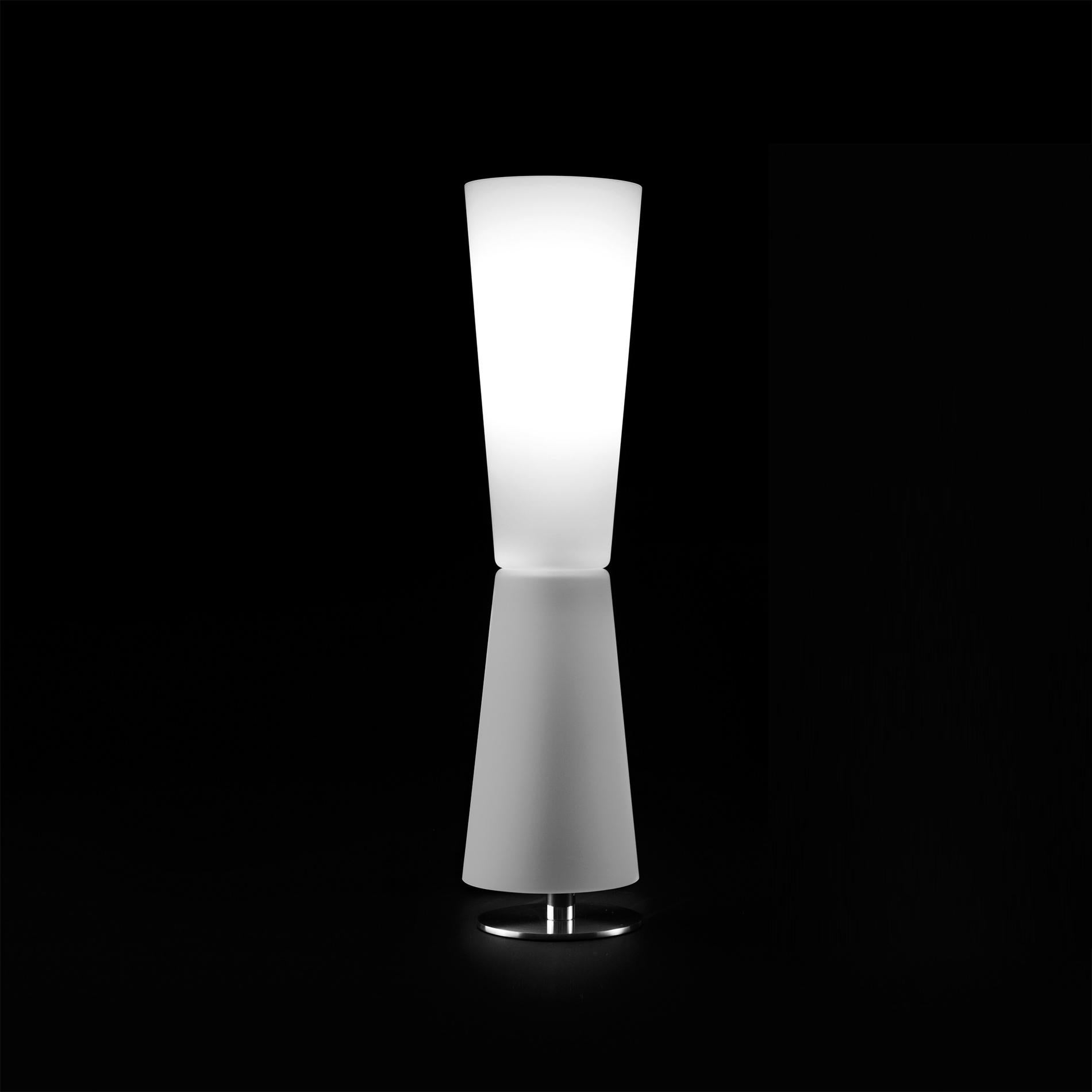 Lampe de table 'Lu-Lu' conçue par Stefano Casciani en 1966.
Fabriqué par Oluce, Italie.

Lampe théorique, dotée de la juste mesure d'abstraction géométrique requise par l'objet pour conserver sa courtoisie. Les géométries choisies par Stefano