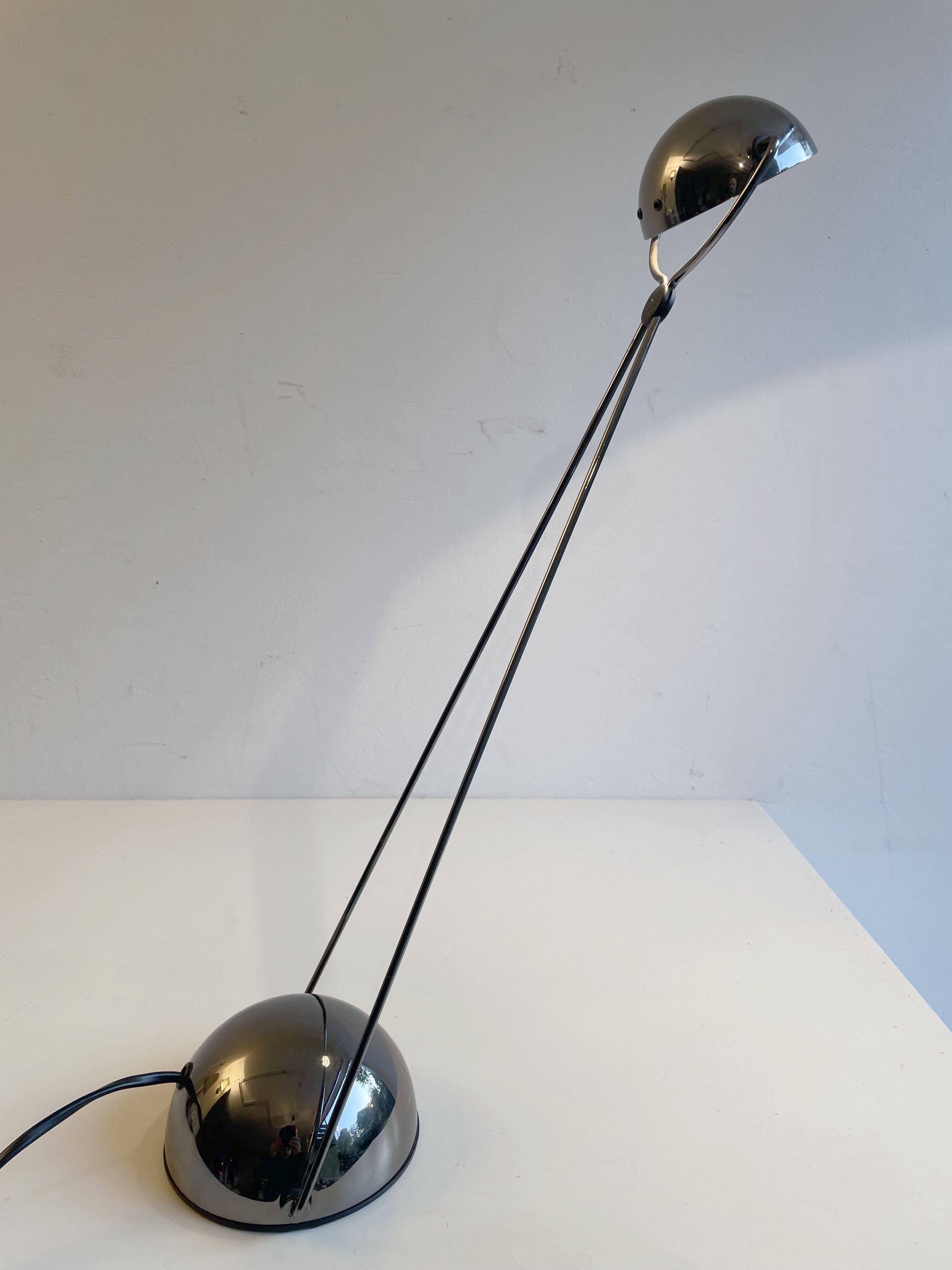 Lampe de table des années 1980. Conçu en 1983 par Paolo Piva pour Stefano Cevoli.

Cette lampe est équipée d'un transformateur interne de 220V à 12V. Pour être utilisé aux États-Unis, il doit être équipé d'un transformateur externe de 110V à 220V.