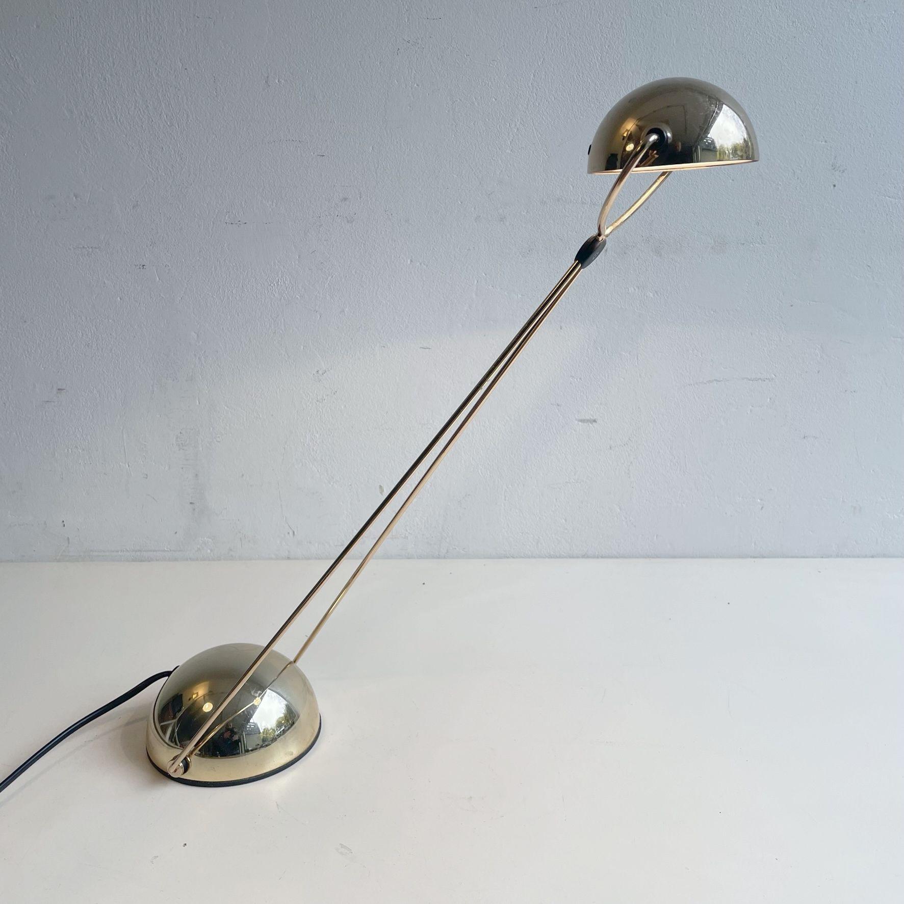 Lampe de table des années 1980. Conçu en 1983 par Paolo Piva pour Stefano Cevoli.

Cette lampe est équipée d'un transformateur interne de 220V à 12V. Pour être utilisé aux États-Unis, il doit être équipé d'un transformateur externe de 110V à 220V.