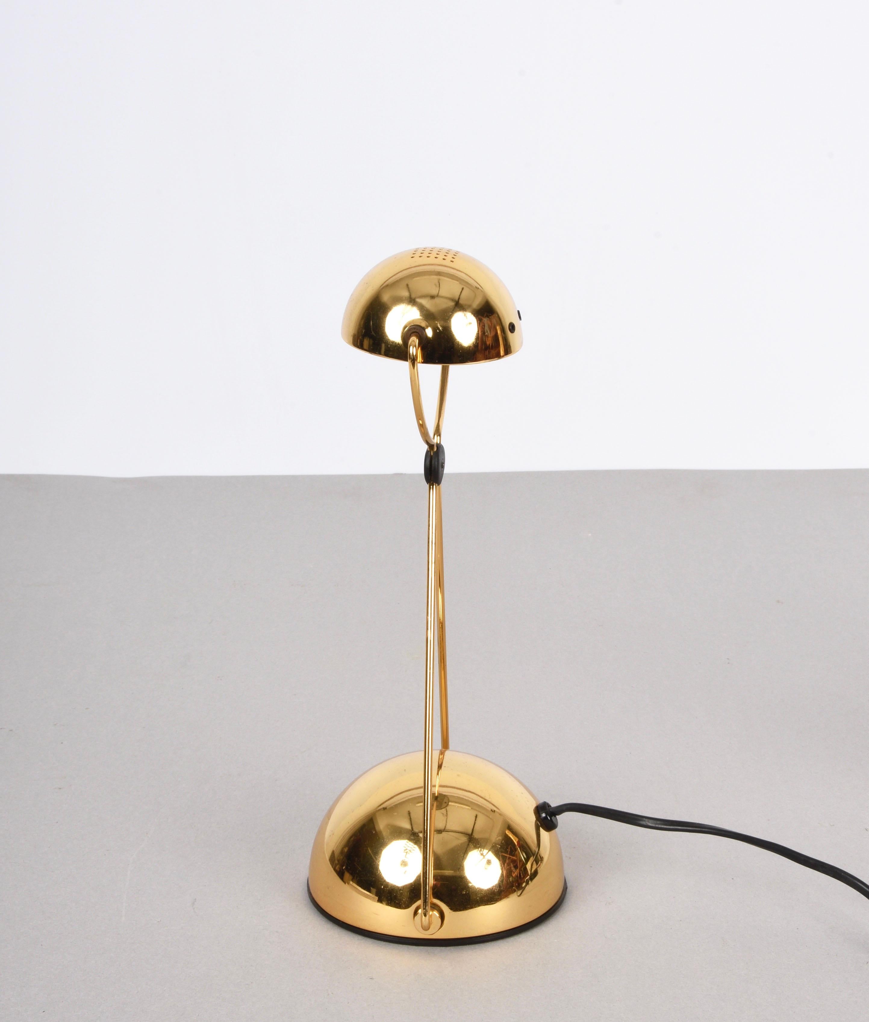 Amazing midcentury 'Meridiana' gold-plated metal halogen table lamp. Cette pièce fantastique a été conçue par Paolo Francesco Piva pour Stefano Cevoli en Italie dans les années 1980.

Cette lampe de table halogène minimaliste, moderne, haute et