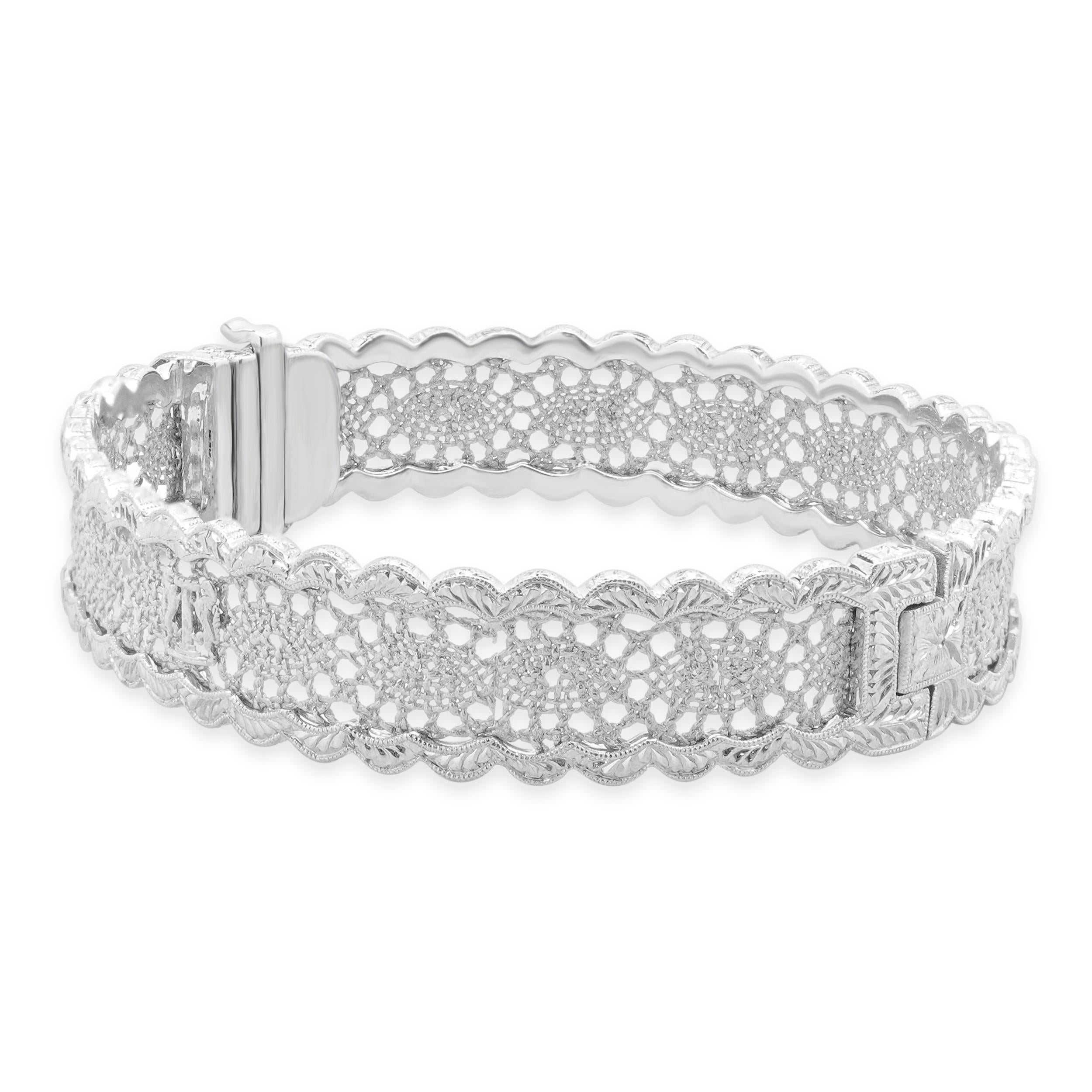 Concepteur : Stefano Grando
Matériau : Or blanc 18K
Dimensions : le bracelet convient à un poignet de 6.5 pouces maximum.
Poids : 26,96 grammes

