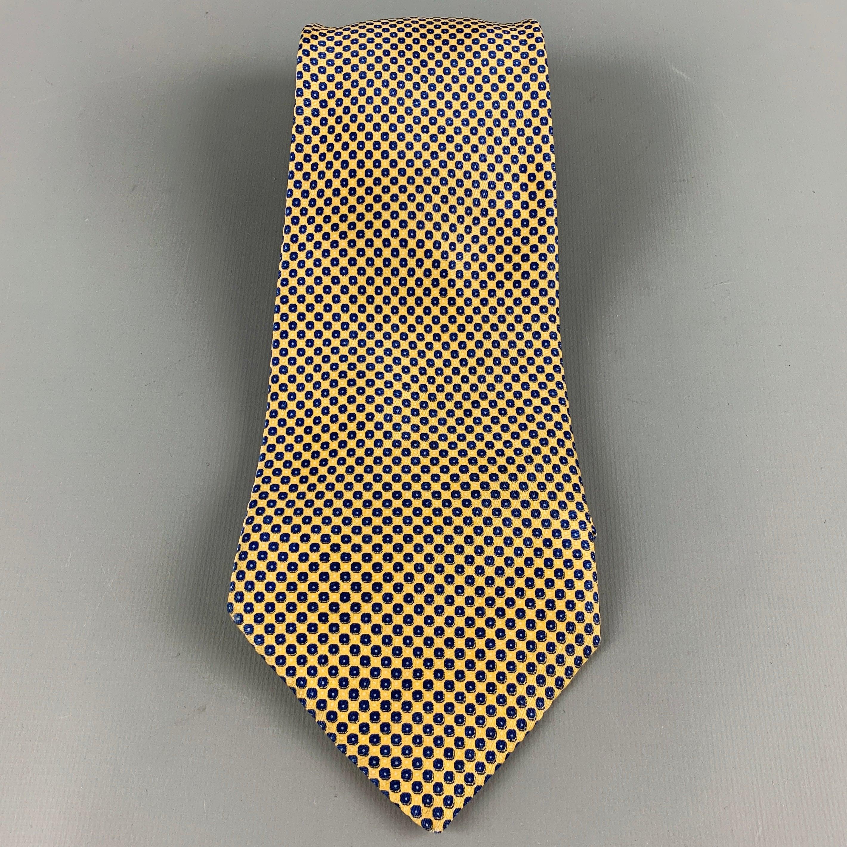 STEFANO RICCI
Krawatte aus gelber und marineblauer Seide mit Nagelkopfmuster, guter gebrauchter Zustand. Mäßige Verfärbung. 

Abmessungen: 
  Breite: 4 Zoll Länge: 62 Zoll 
  
  
 
Referenz-Nr.: 128761
Kategorie: Krawatte
Mehr Details
    
Marke: 