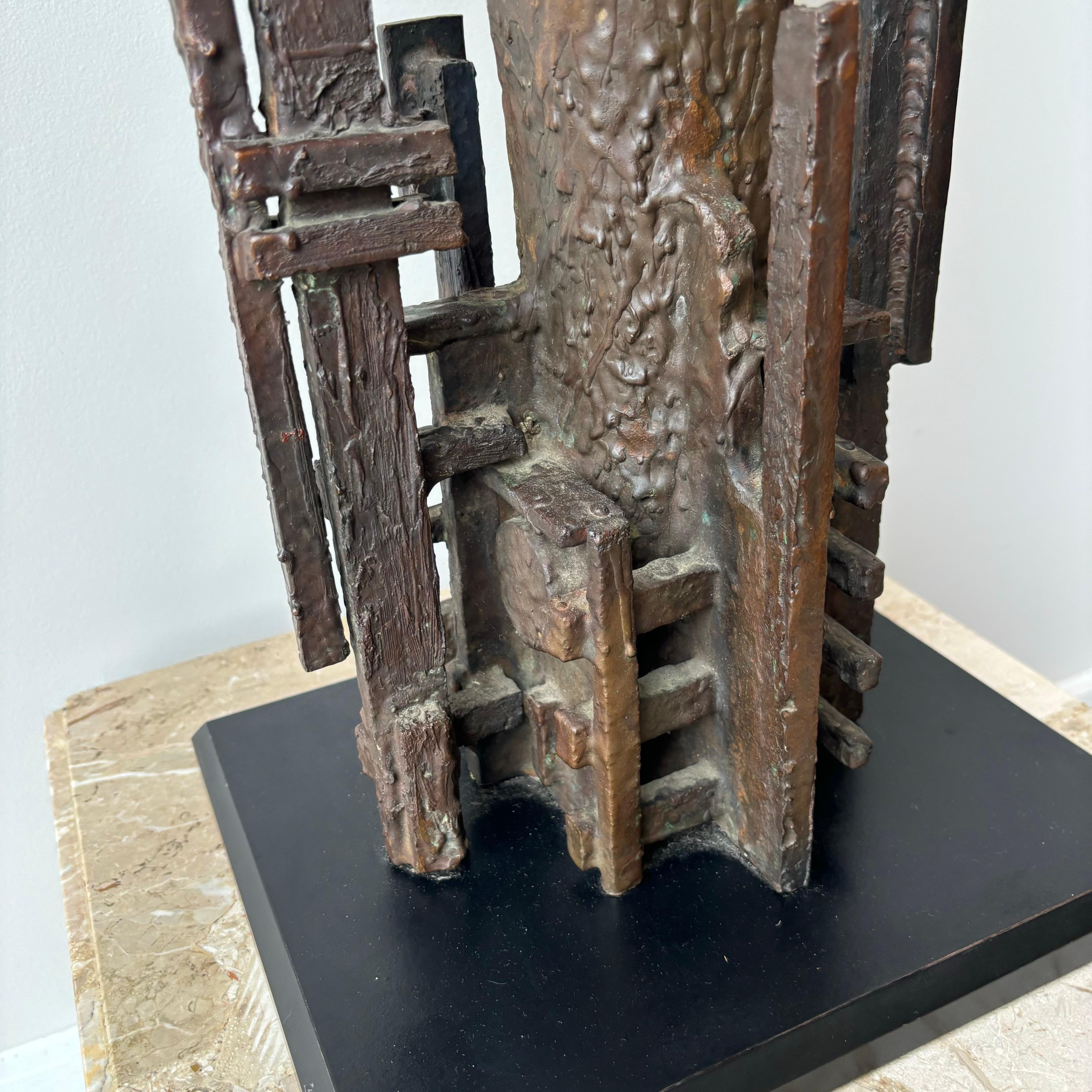 Un'impressionante scultura astratta in bronzo fuso dell'artista danese Steffen Lüttge.  Con aspetti brutalisti e organici, questa scultura vintage è una vera e propria opera d'arte originale.  Un pezzo grande e molto pesante, ma allo stesso tempo