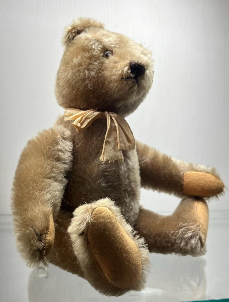 Oso Steiff original de fabricación alemana con ojos de cristal. La etiqueta original está en su sitio e intacta. Steiff es conocido por sus osos de juguete bien hechos, articulados y que han resistido el paso del tiempo. Este oso está en un estado