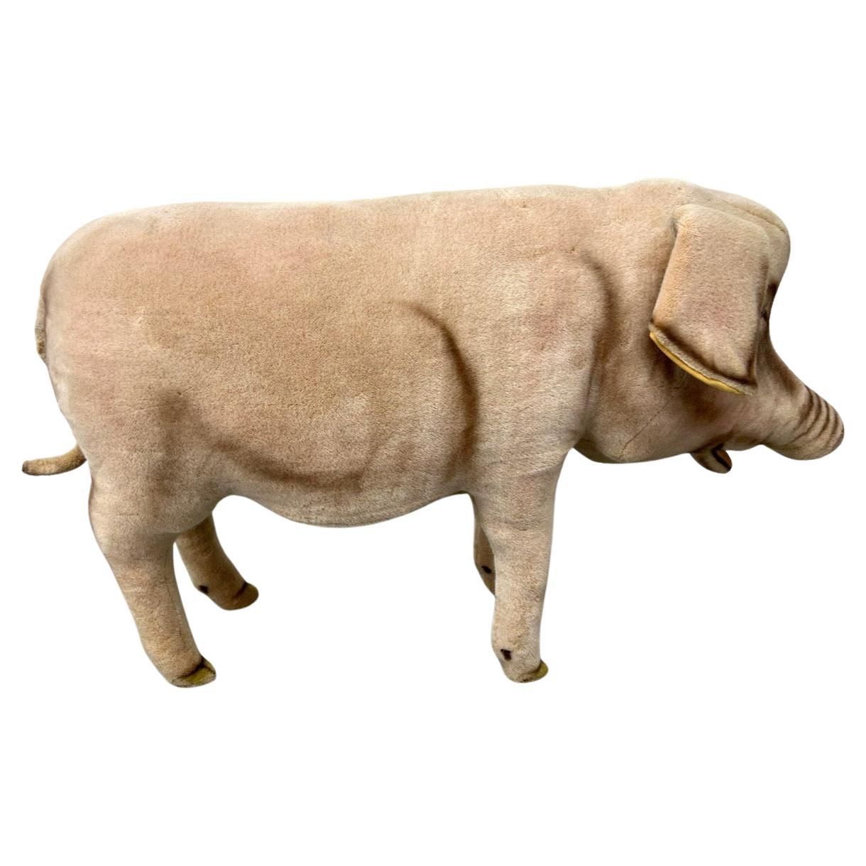 Steiff Germany Mother Pig and Piglets Soft Figural Sculptures, Mohair, Allemagne. Ensemble de 3 pièces. Grand cochon de 26