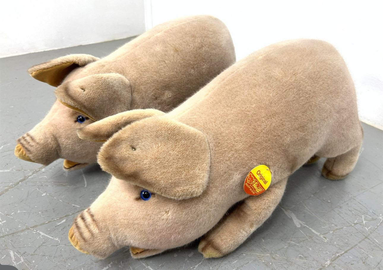 Steiff Mother Pig and Piglets Soft Figural Sculptures, Mohair, Germany. In Good Condition For Sale In Brooklyn, NY