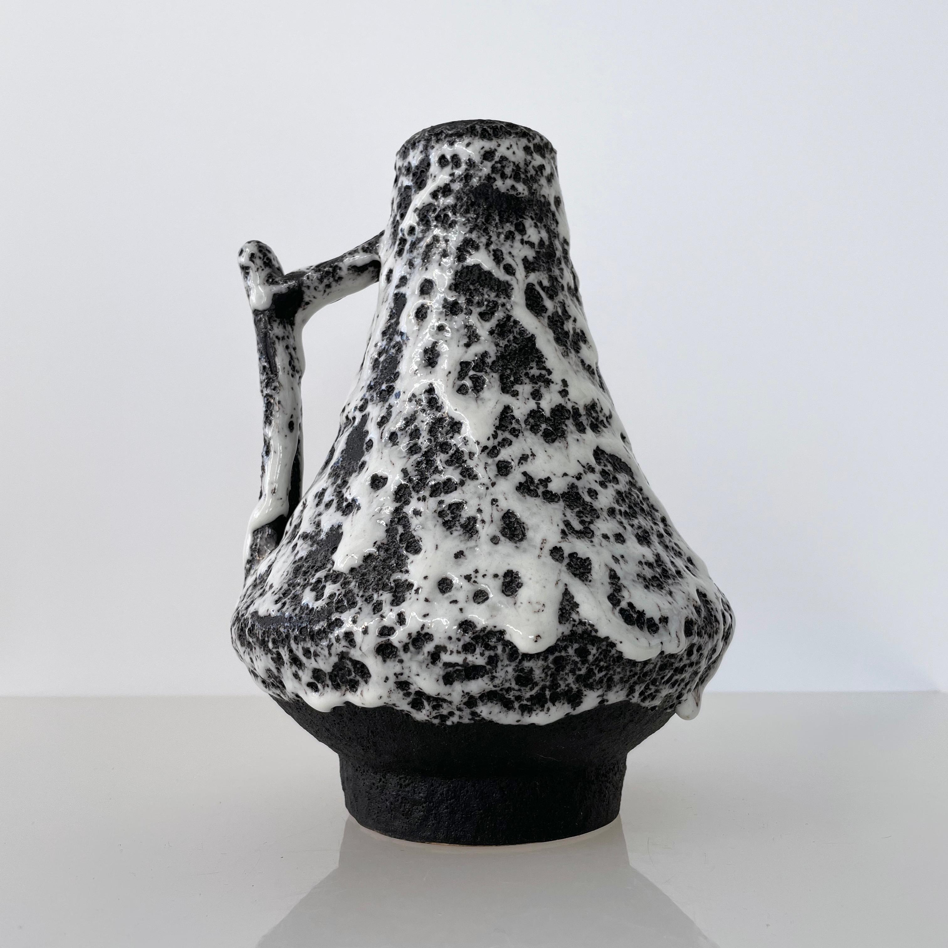 Vase décoratif ouest-allemand produit par Fat Lava Keramik (Allemagne de l'Ouest) au début ou au milieu des années 1970. Whiting présente une glaçure craquelée noire et blanche. Numéroté sur la base : W.Germany 44-20 (20 cm de hauteur). Style Fat