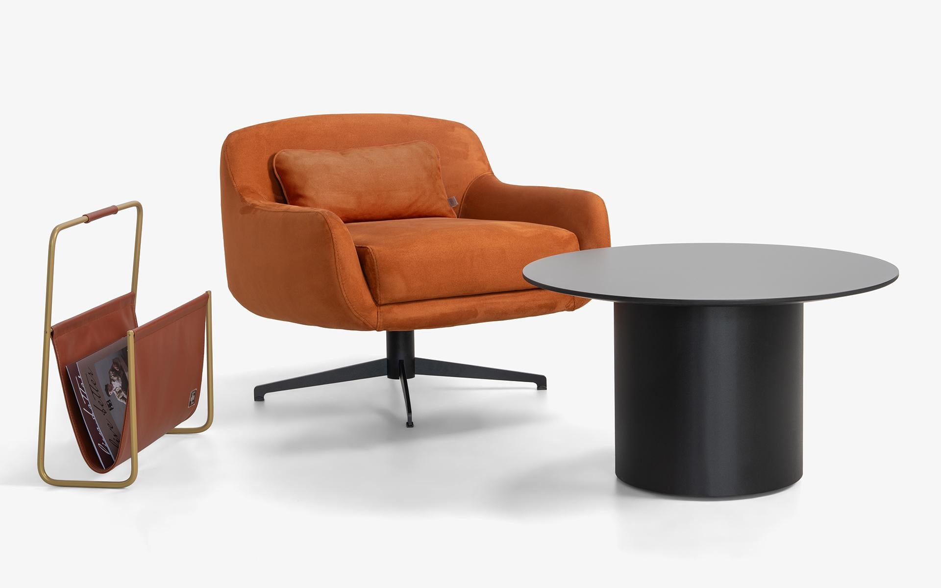 Porte-revues tein - Cadre en métal et simili-cuir

Inspiré par le calme d'une position assise sur un rocher au bord de la mer - observant les vagues, détaché du passé et de l'avenir - Stein incarne un moment de tranquillité qui n'appartient qu'à