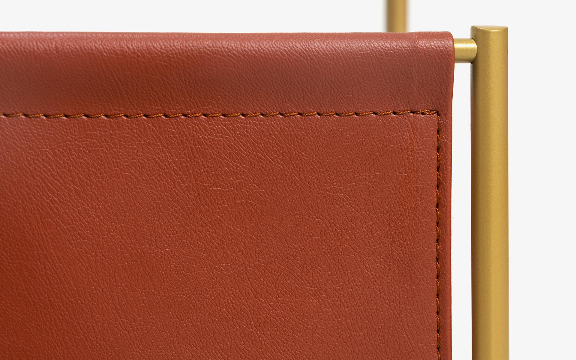 XXIe siècle et contemporain Porte-revues Stein avec cadre métallique et finition en similicuir en vente