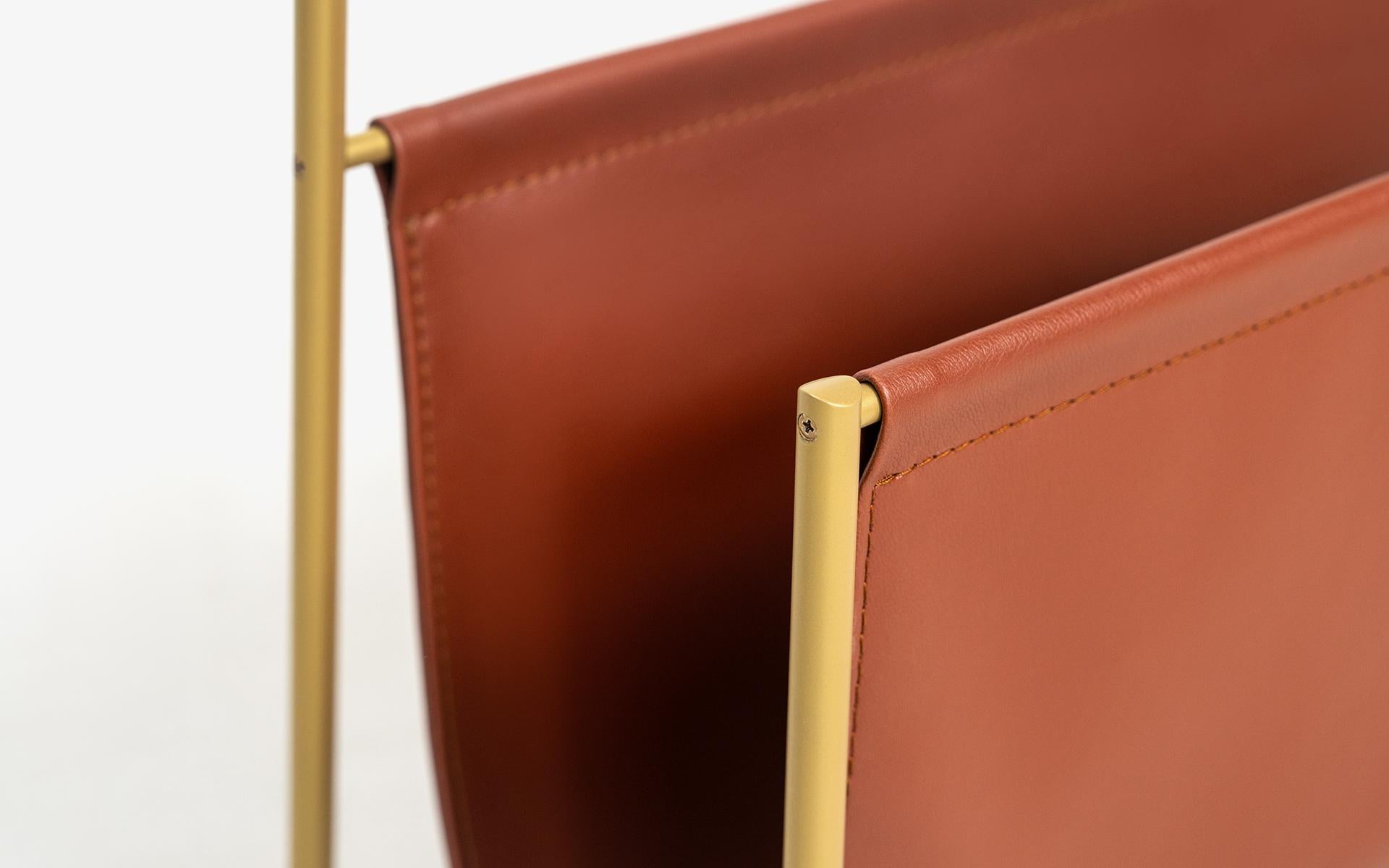 Porte-revues Stein avec cadre métallique et finition en similicuir en vente 1