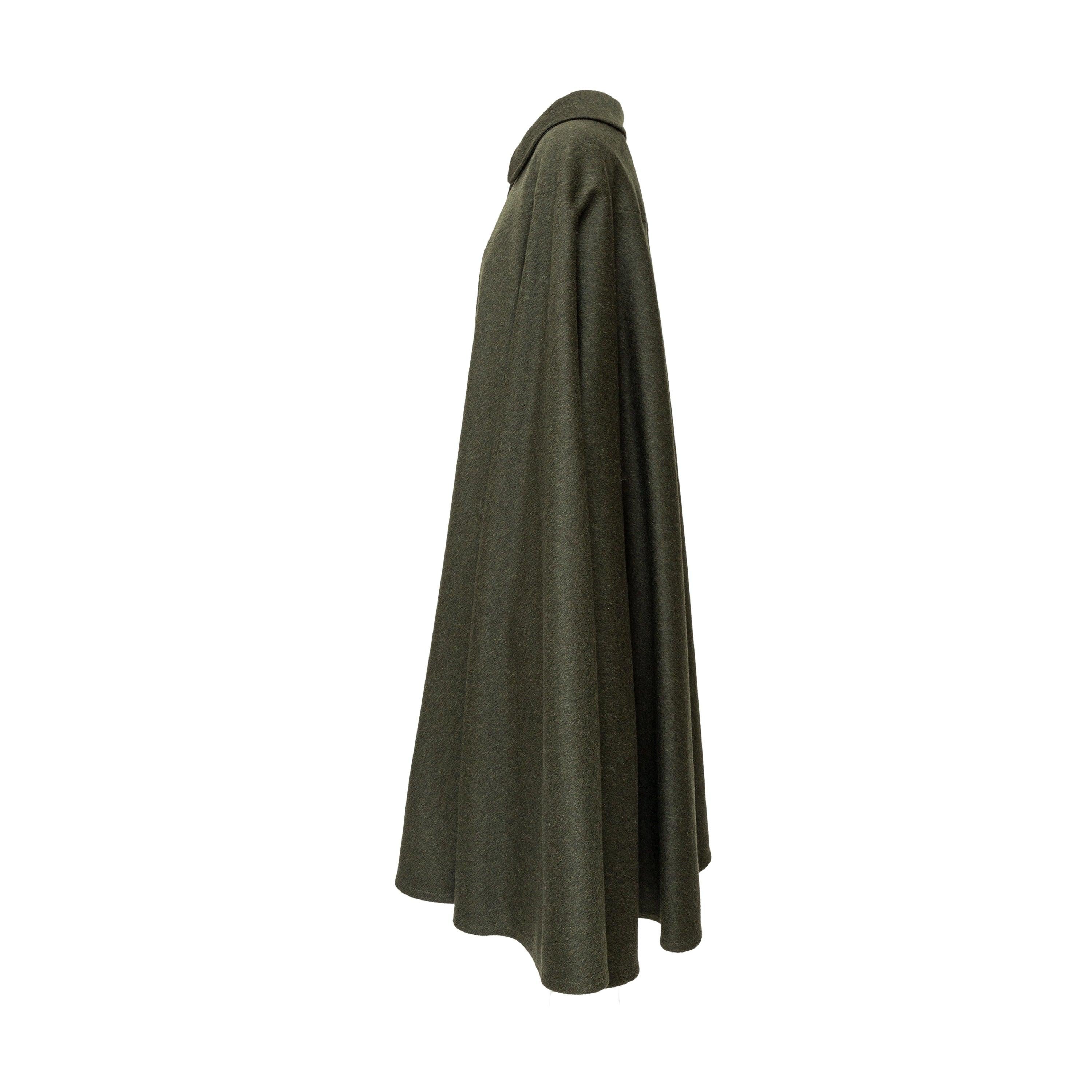 Eleva il tuo guardaroba invernale con la nostra lussuosa mantella in lana Steinbock. Realizzata in misto lana e poliammide, questa mantella lunga in un sofisticato colore verde oliva ti terrà al caldo e alla moda. I doppi bottoni dorati sul collo
