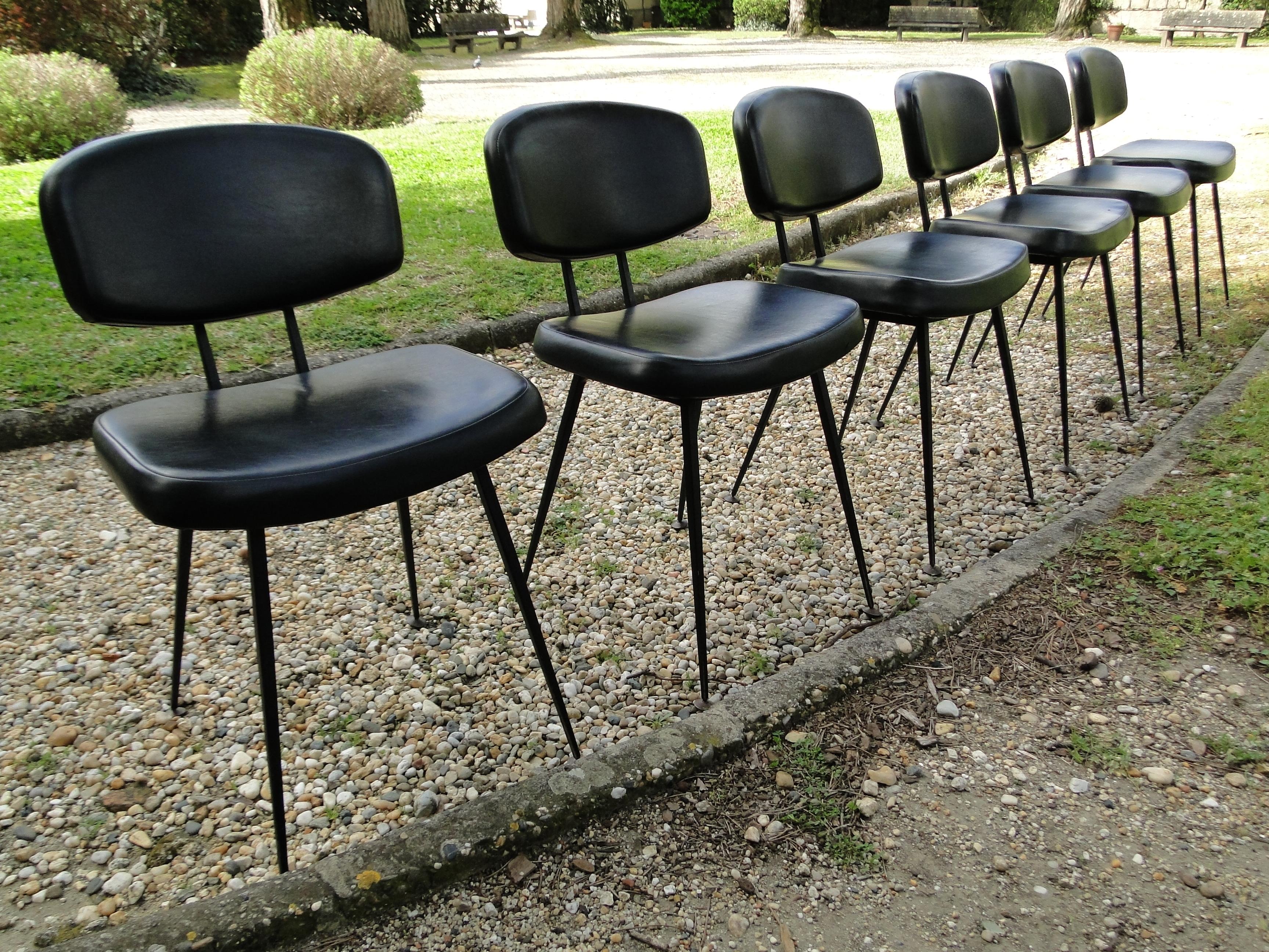 Set of 6 airborne chairs, produced in the 1960s. Composed of a black metal structure and foam covered in black Faux leather.

