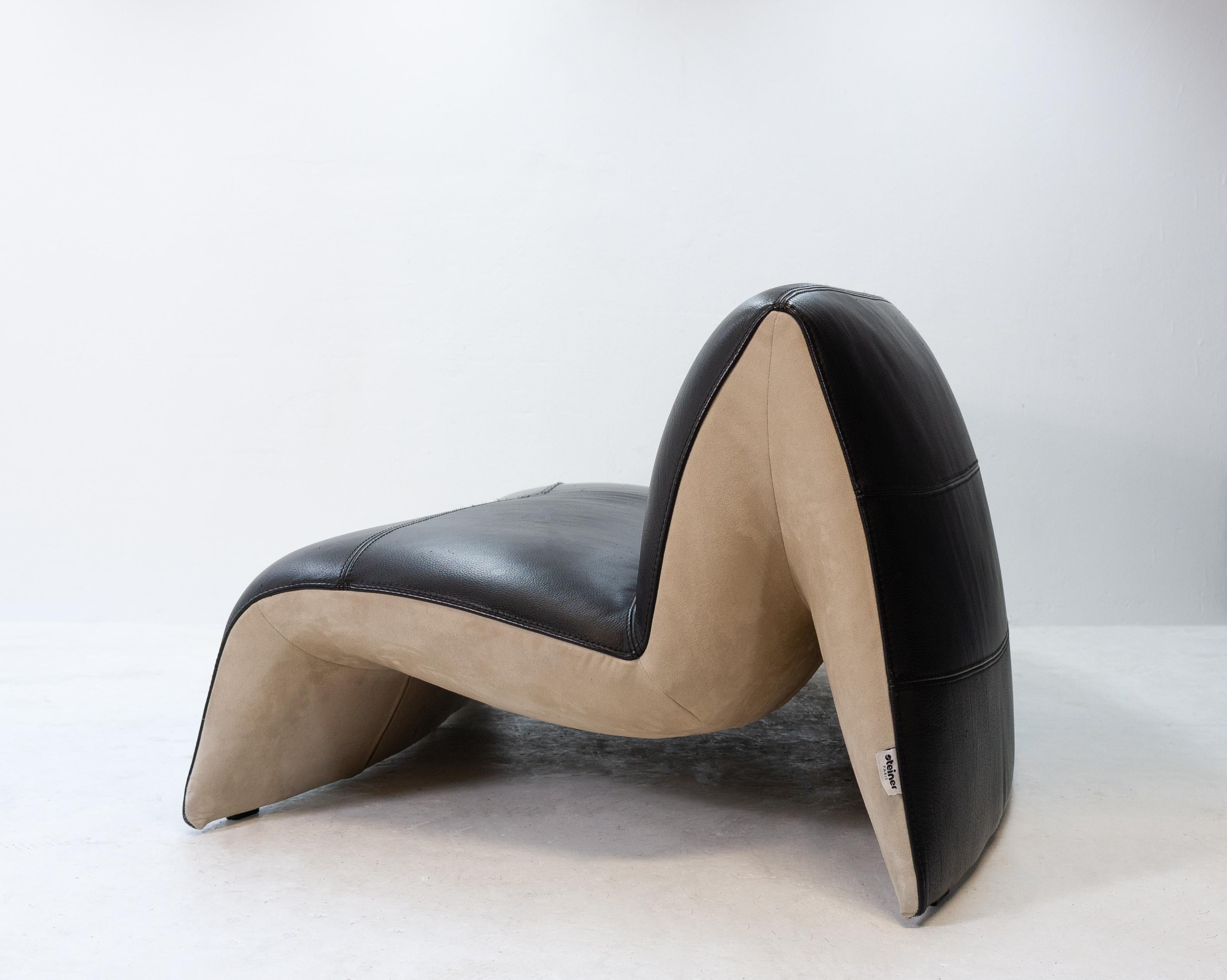 Steiner Paris Modèle Rivoli. Canapé en cuir incurvé de qualité supérieure avec un joli design intemporel. Cuir noir avec un intérieur en Alcantara couleur sable. Très bon état 
 