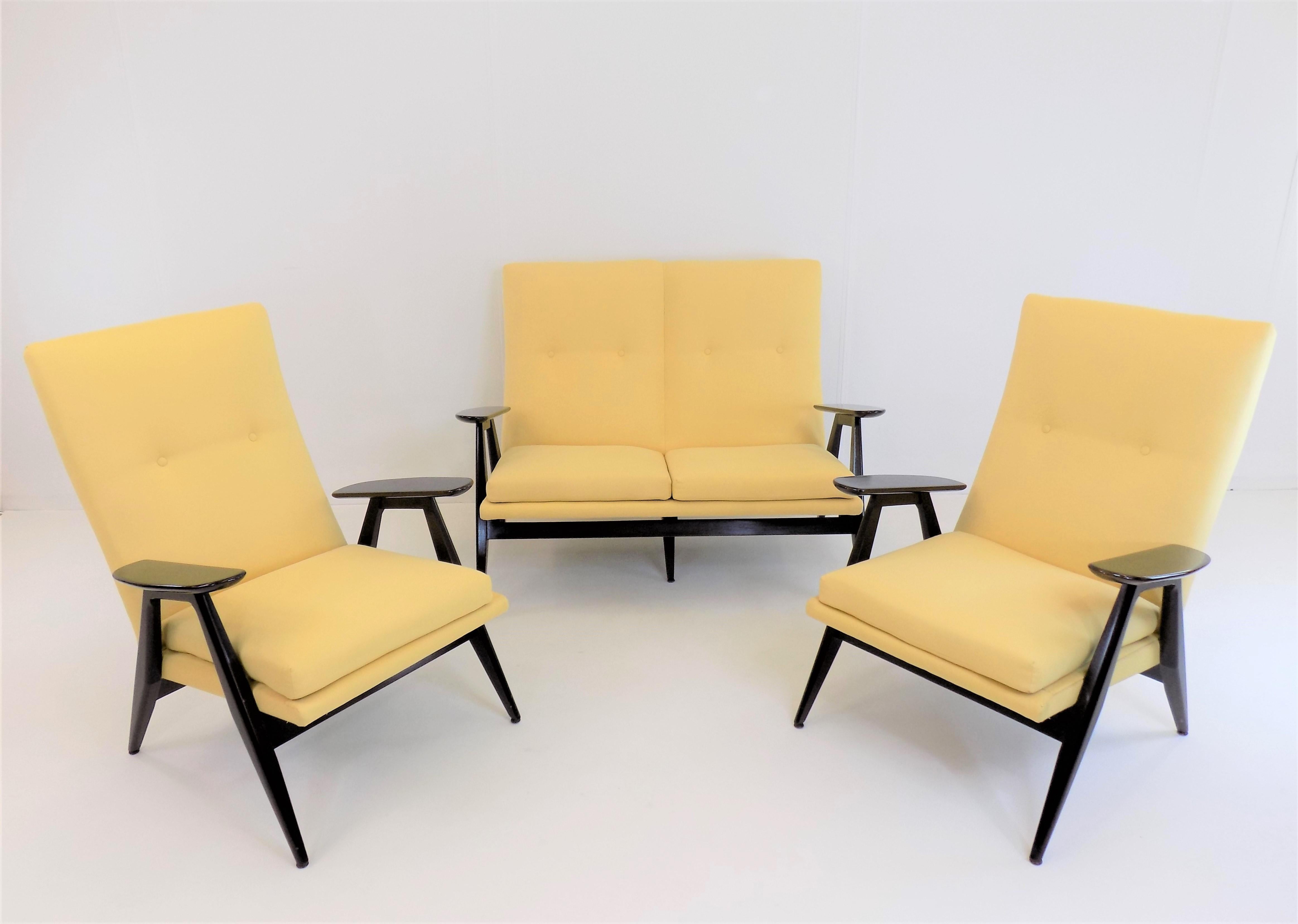 The SK 640 seating group consists of a 2-seater canape and 2 armchairs is in excellent condition. The armchairs and the 2-seater have recently been re-upholstered and upholstered with the high-quality Ligne Roset cotton fabric Manila Mais. The