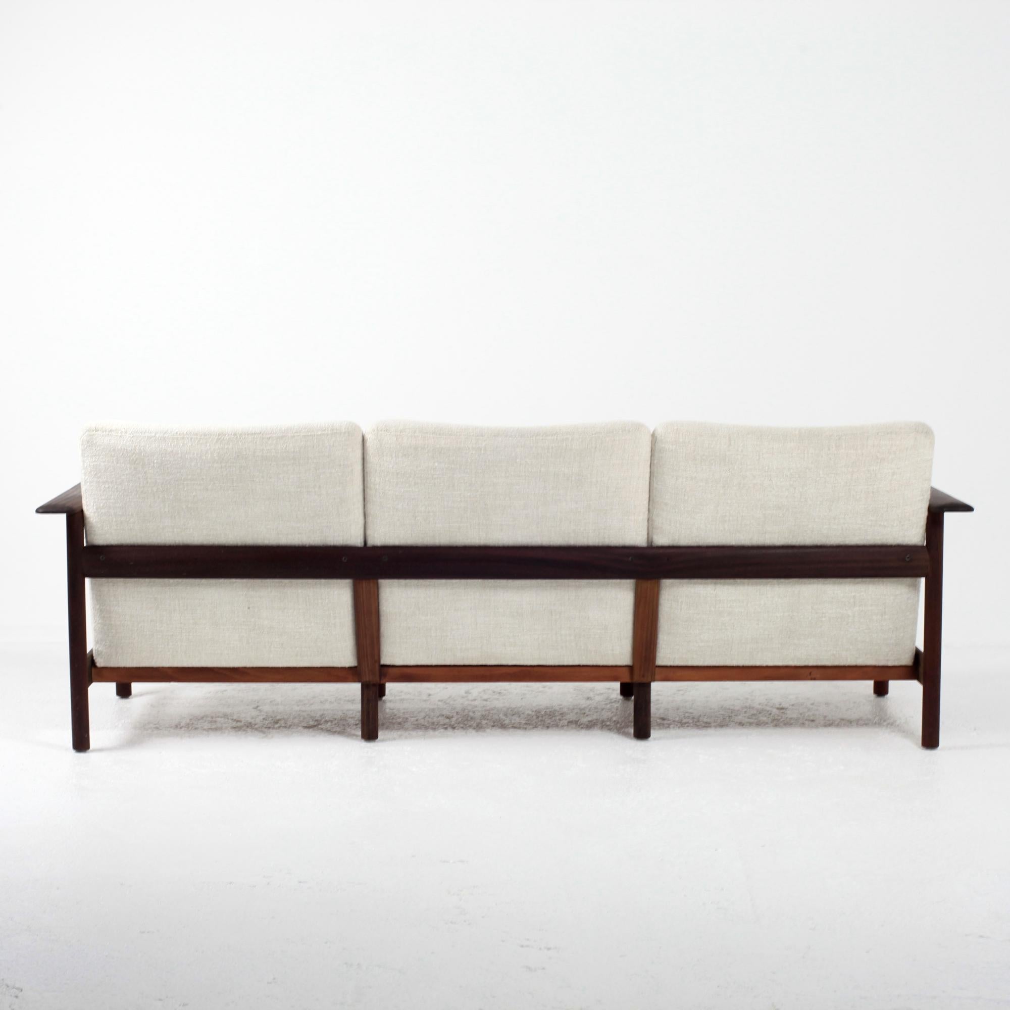 Sofá Steiner Estructura de madera maciza y tela Pierre Frey, Francia, años 60 Aceitado en venta