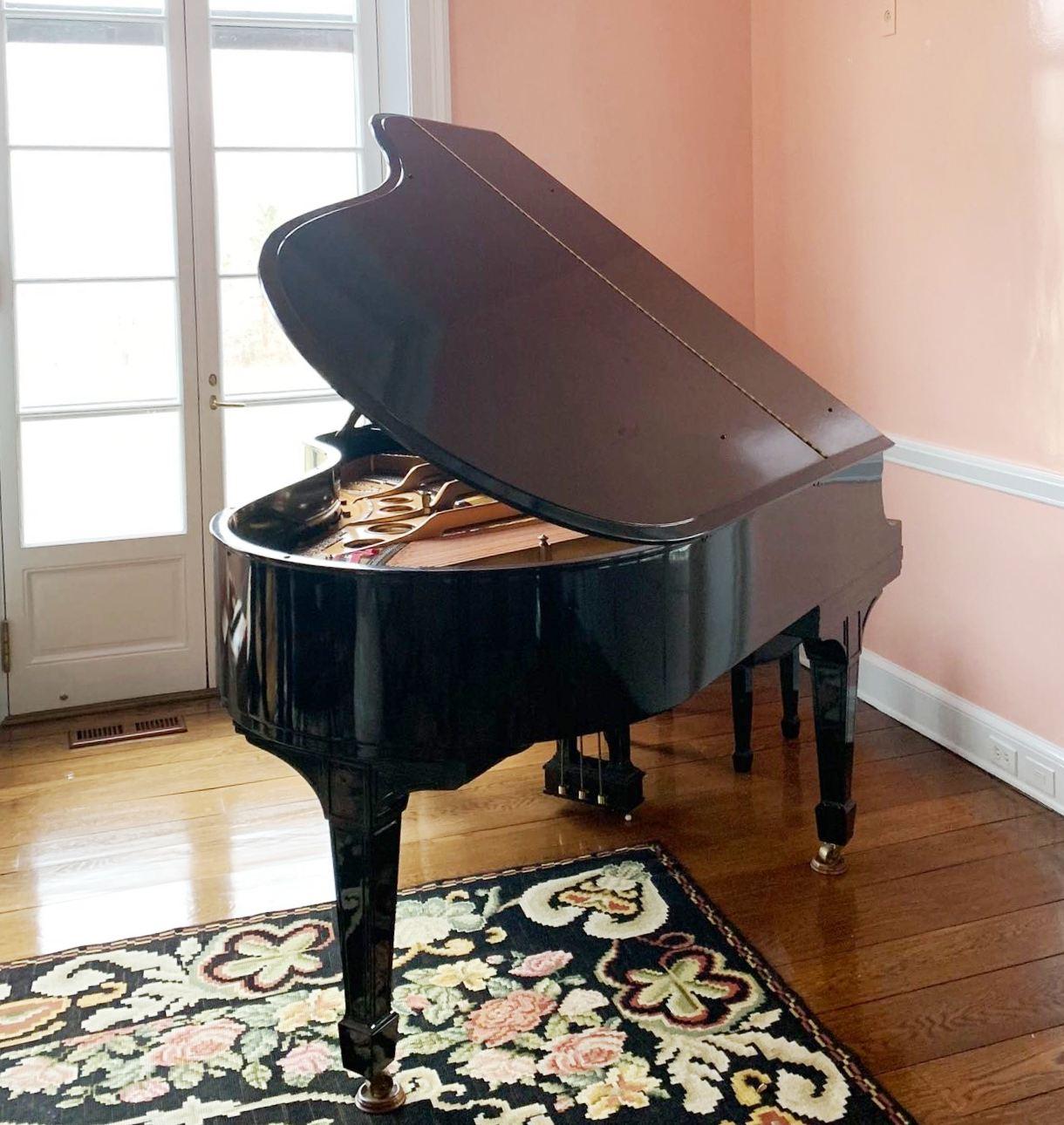 Art Deco period baby grand piano with matching leather tufted stool, made by Steinway & Sons in New York City. The piece has a black lacquered hardwood case and was made in circa 1920.
Model O, serial no. 204177.
In great vintage condition with