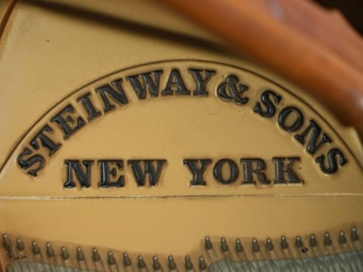 Steinway M 1962 Chippendale Style Walnut Art Case $15, 950 In Excellent Condition In Port Jefferson, NY