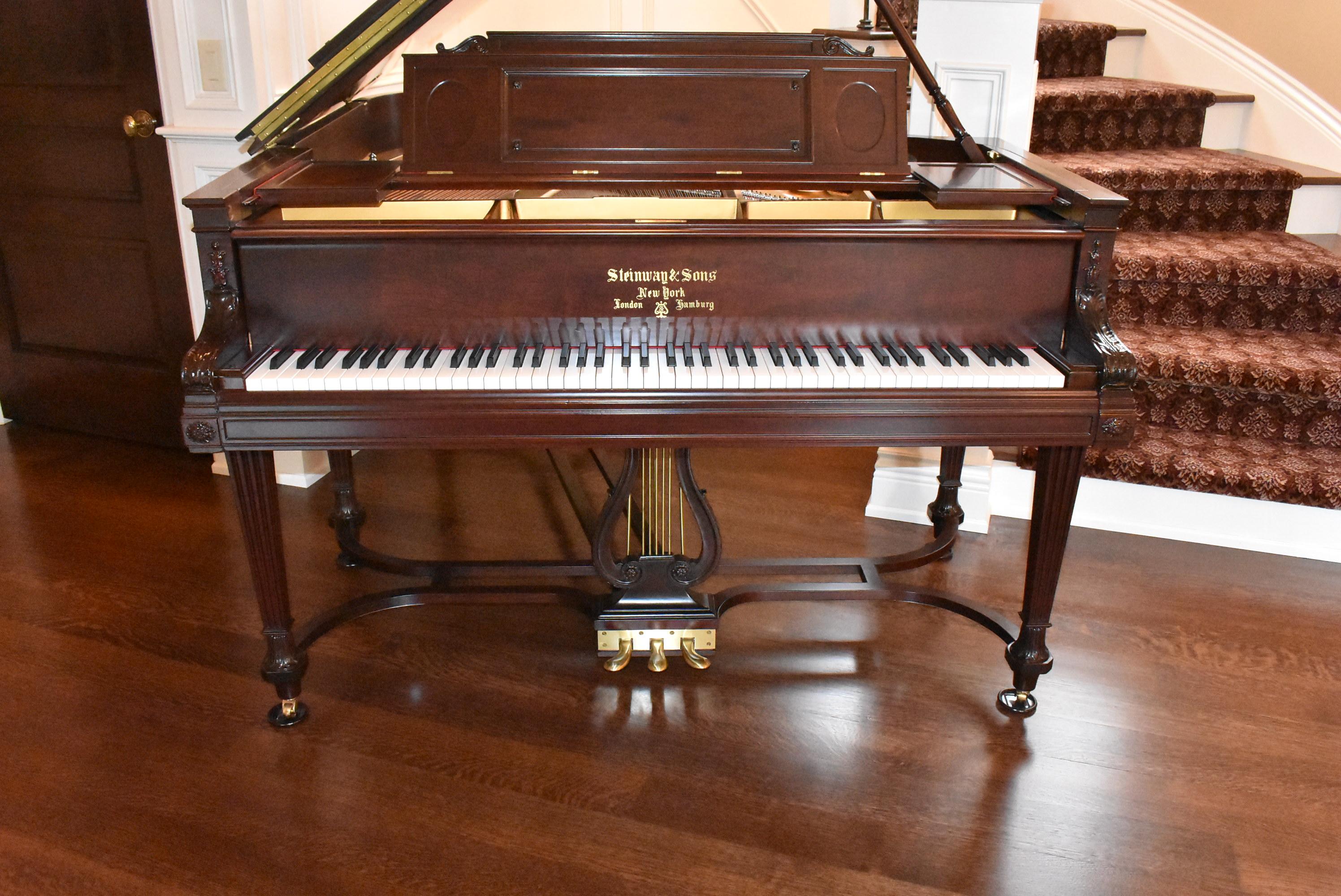 Pianoforte a coda in mogano intagliato di Steinway & Sons Modello L, The Adams circa 1929. Completamente restaurato da Steinway. Numero di serie 261971. Panca coordinata realizzata su misura.

Perché compromettere la tua estetica per possedere un