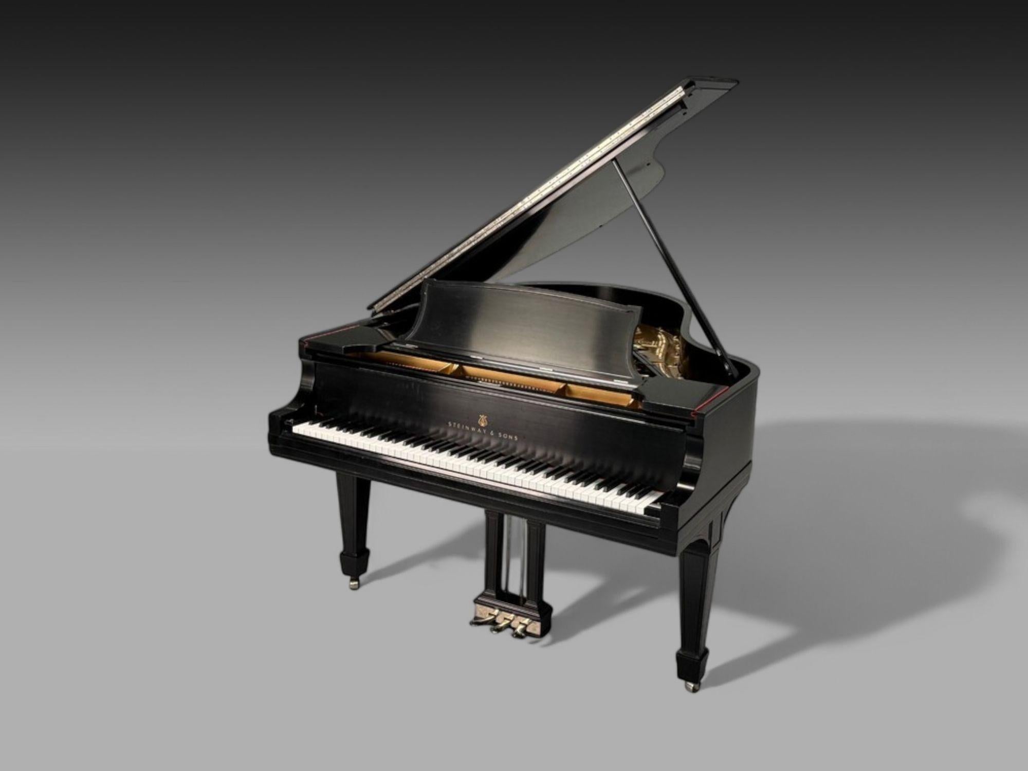 Steinway & Sons, Baby Grand Model L Piano, Refurbished Satin Ebony, 1911, 88 touches, Serial Number 146562

Cet exceptionnel piano Steinway de 1911, modèle 146561, a fait l'objet d'une remise à neuf complète de l'intérieur et du meuble, ce qui en