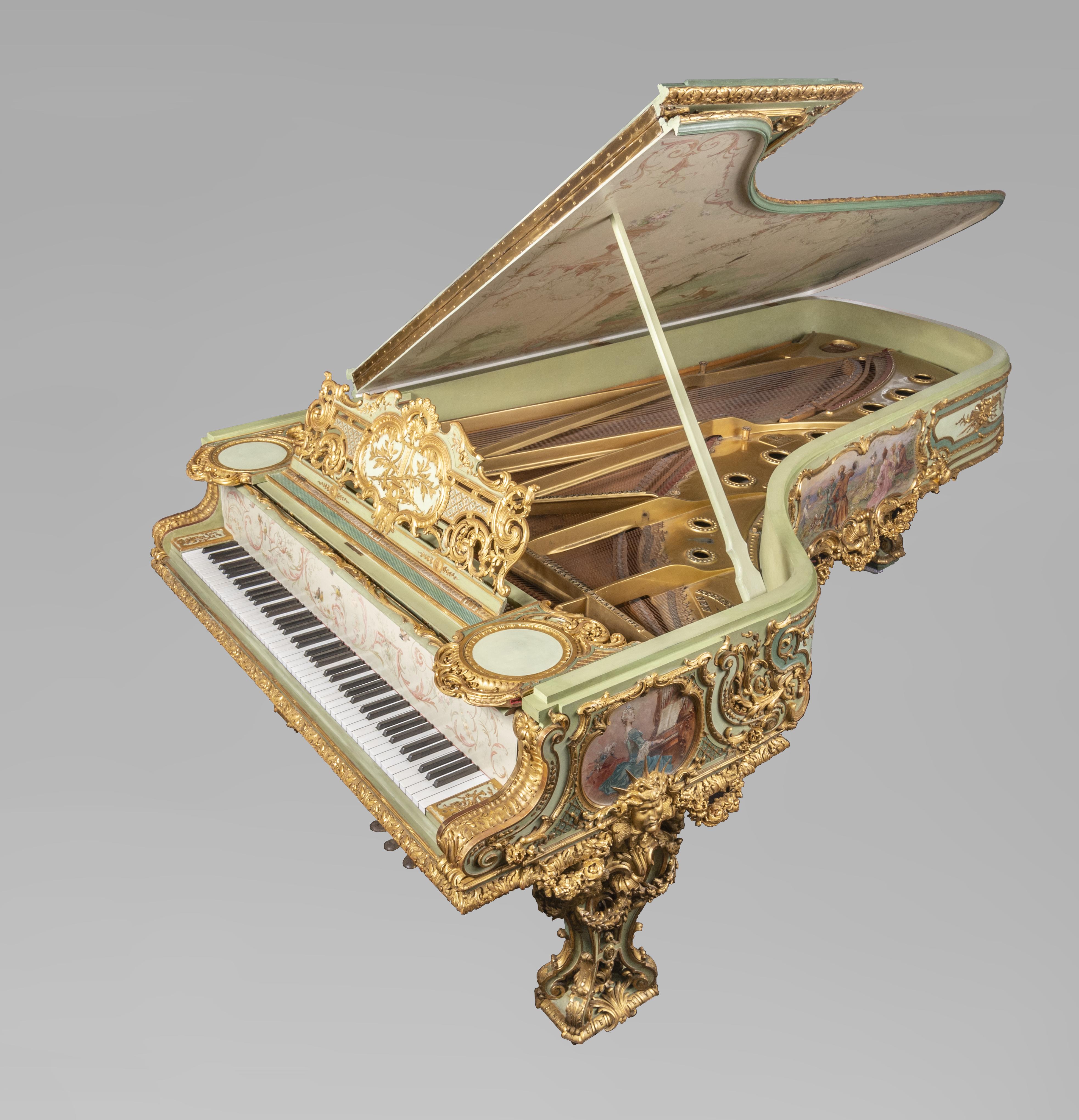 Cet extraordinaire piano à queue de concert de 88 touches a été fabriqué par la prestigieuse firme Steinway & Sons vers 1894. La décoration de la caisse a été confiée à la société Cuel & Cie et plus précisément à Th. Kammerer.
La commande a été
