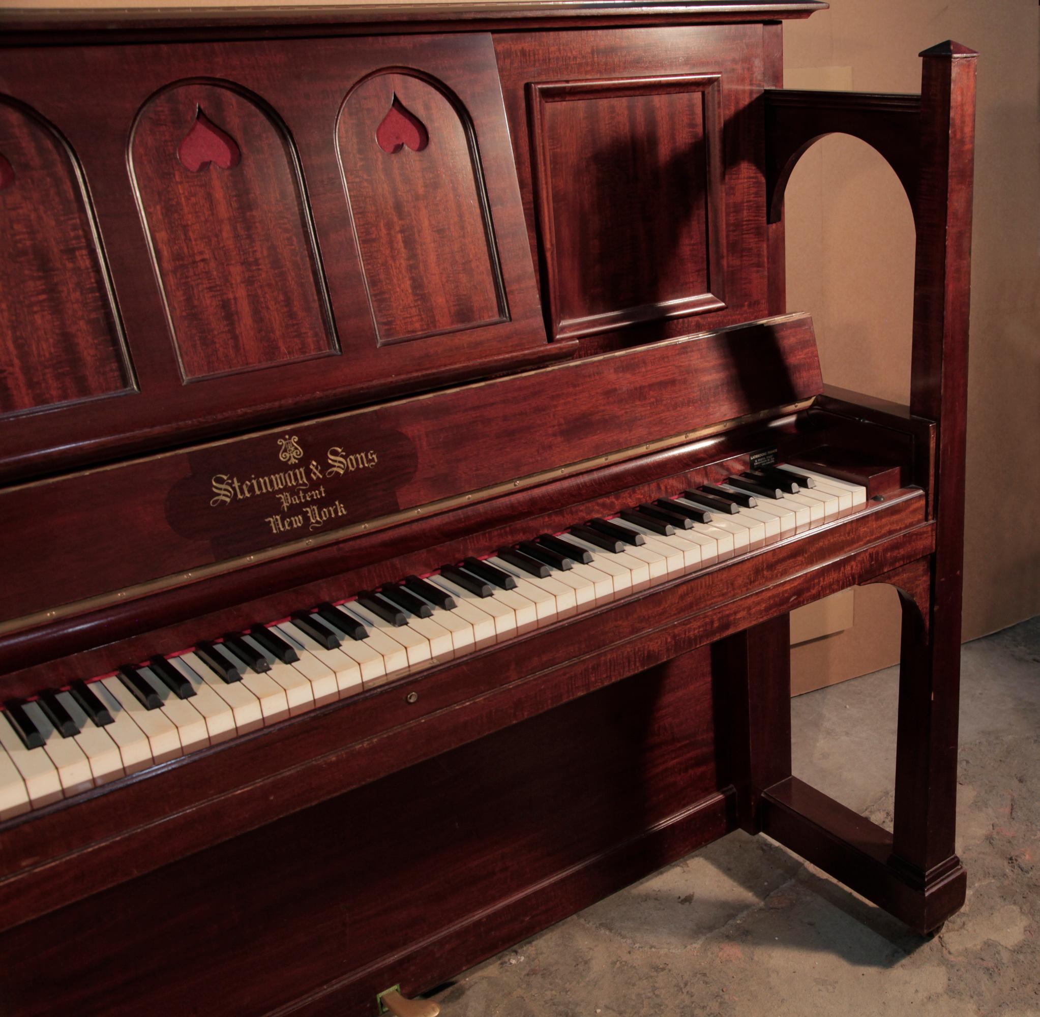 20ième siècle Piano droit Steinway Arts and Craft Acajou Pieds sculpturaux Coeurs découpés en vente