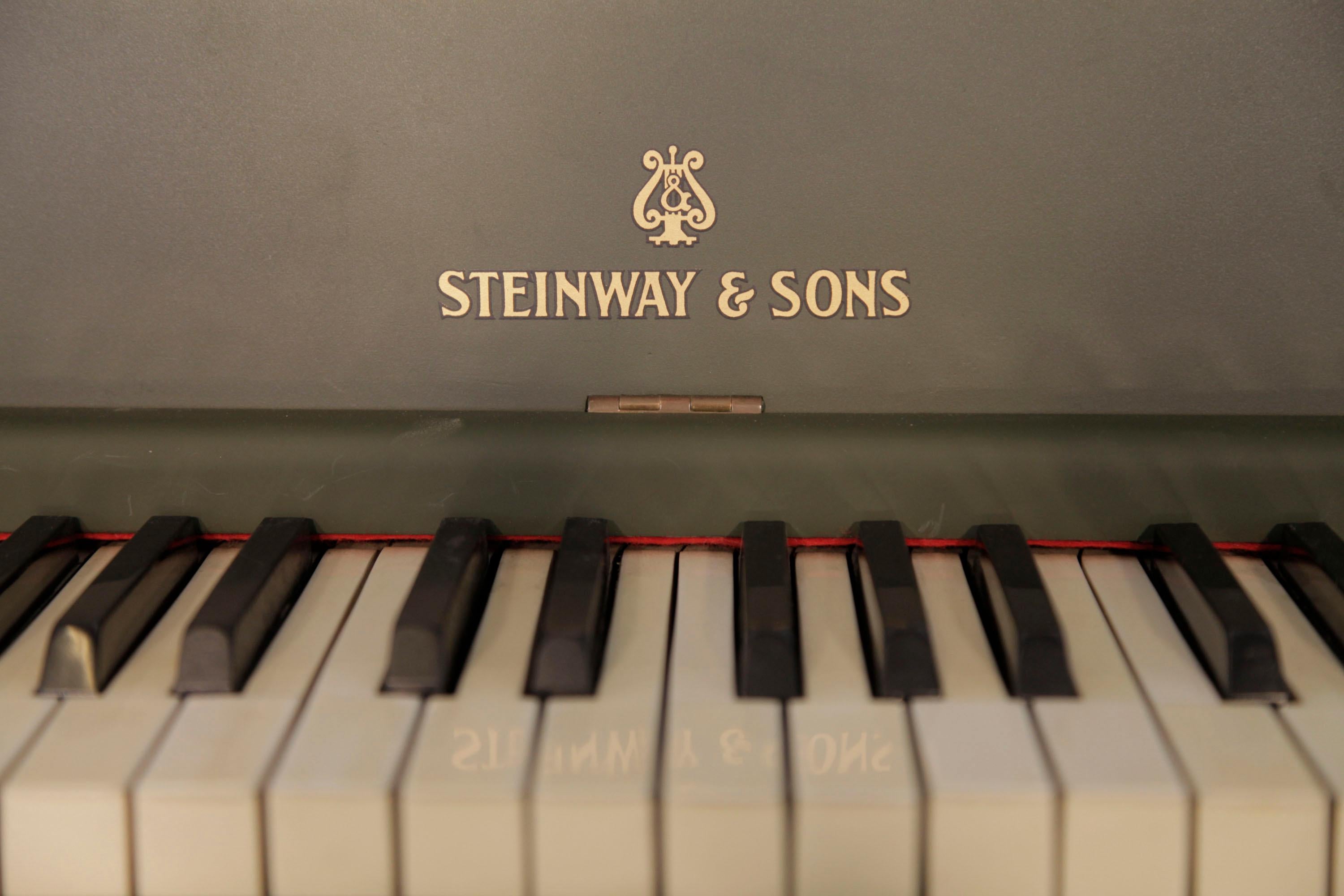 Un piano droit Steinway 